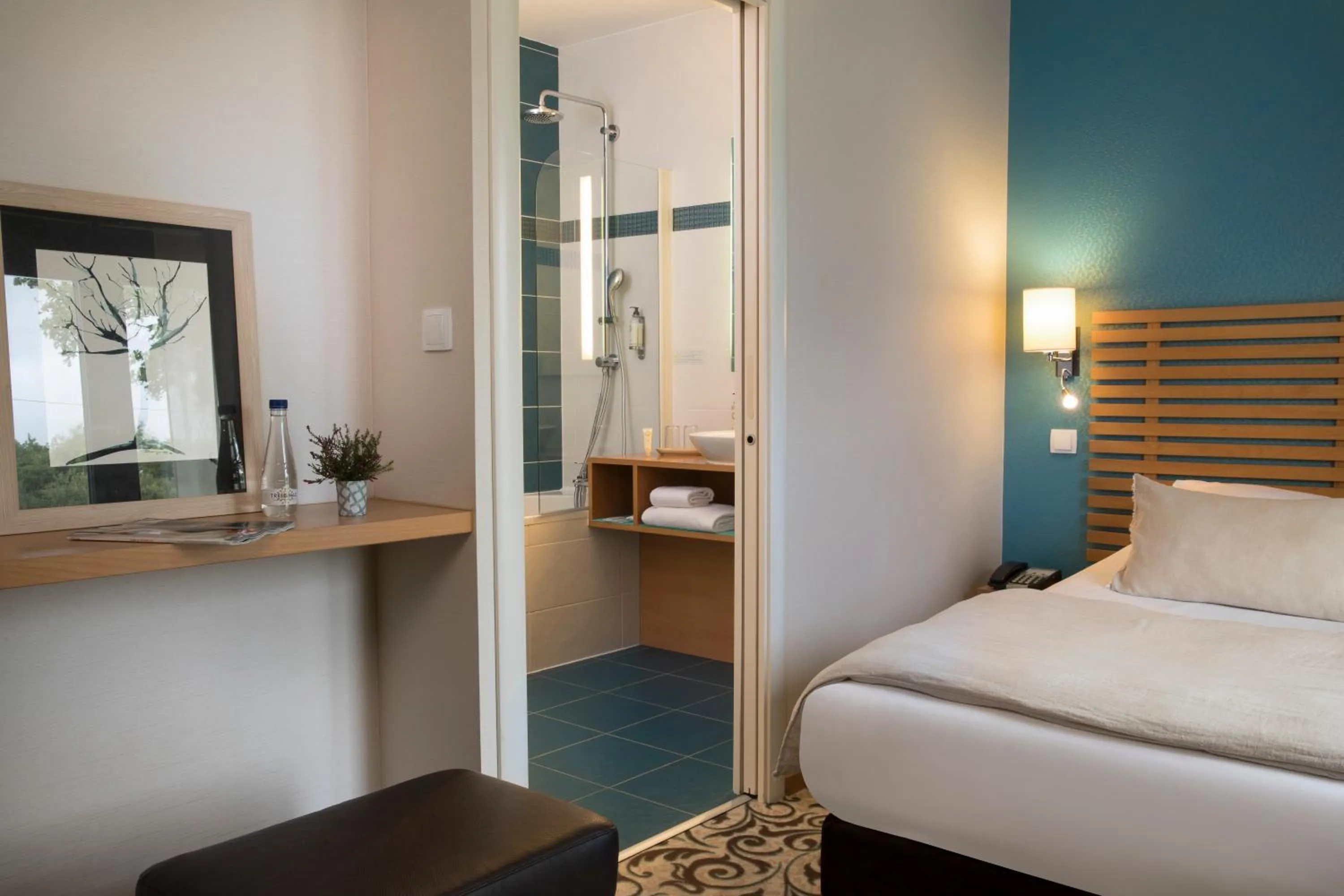 Bathroom, Bed in Best Western Plus Hotel De La Regate-Erdre