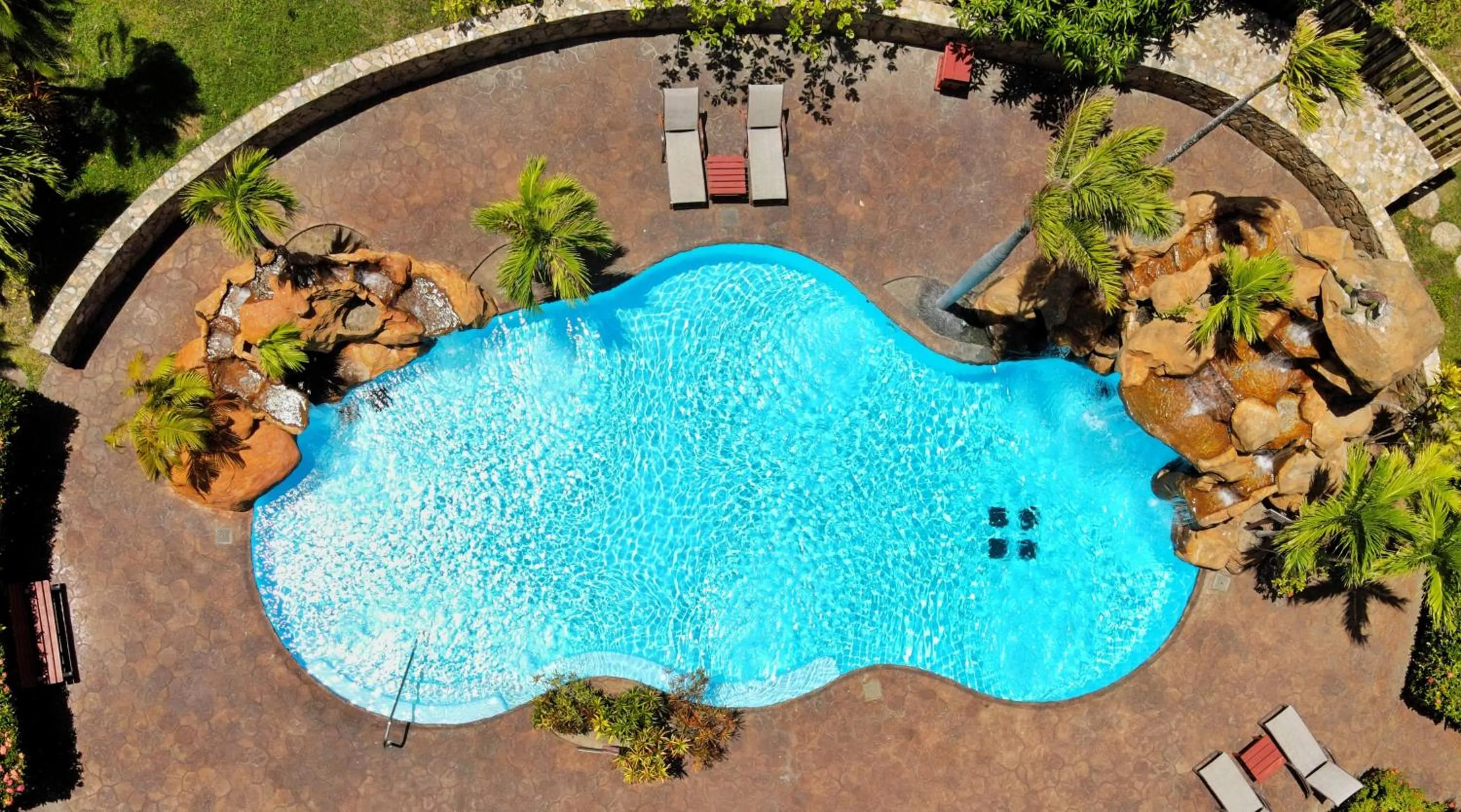 Swimming pool in Clarion Suites Roatan at Pineapple Villas