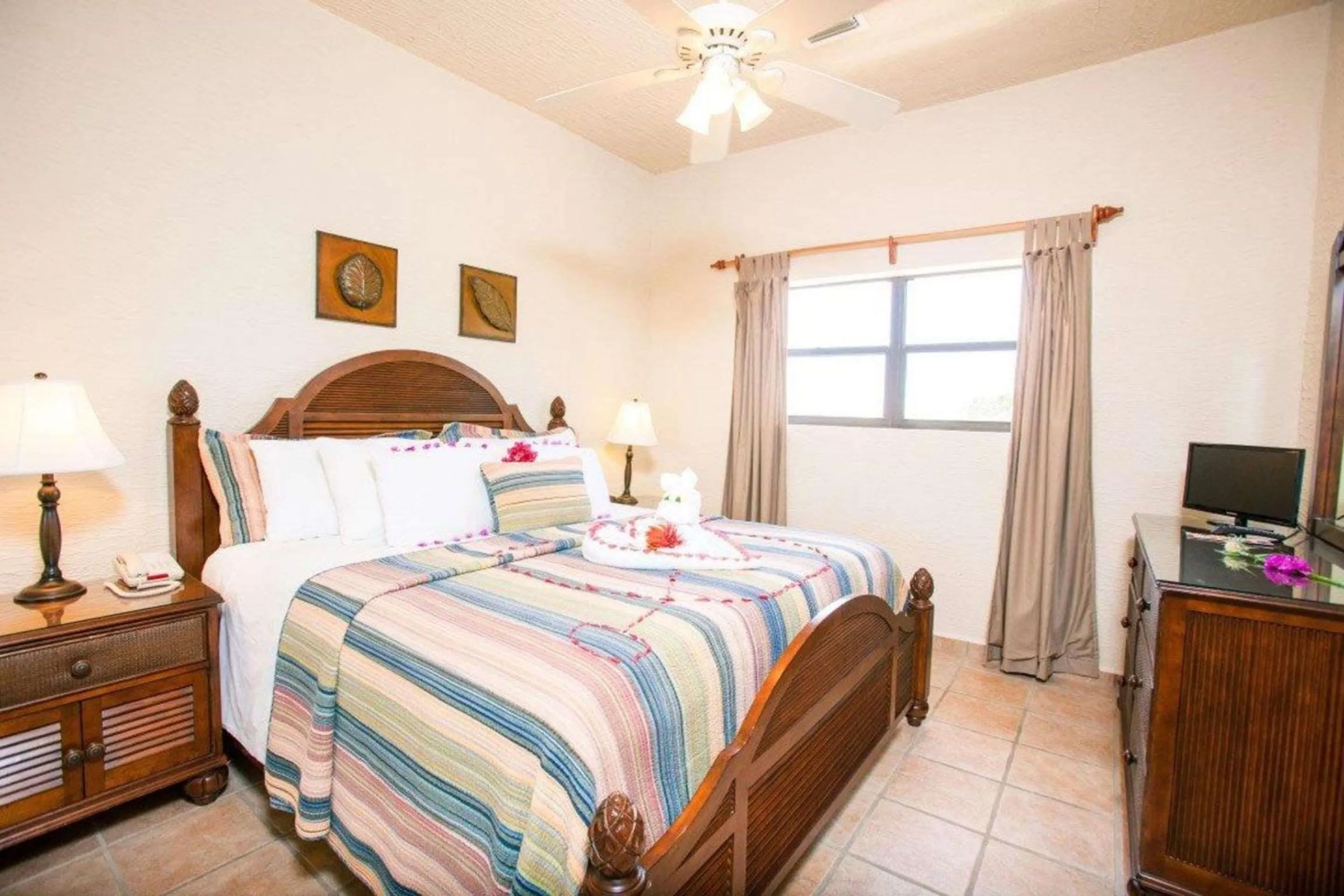 Photo of the whole room, Bed in Clarion Suites Roatan at Pineapple Villas