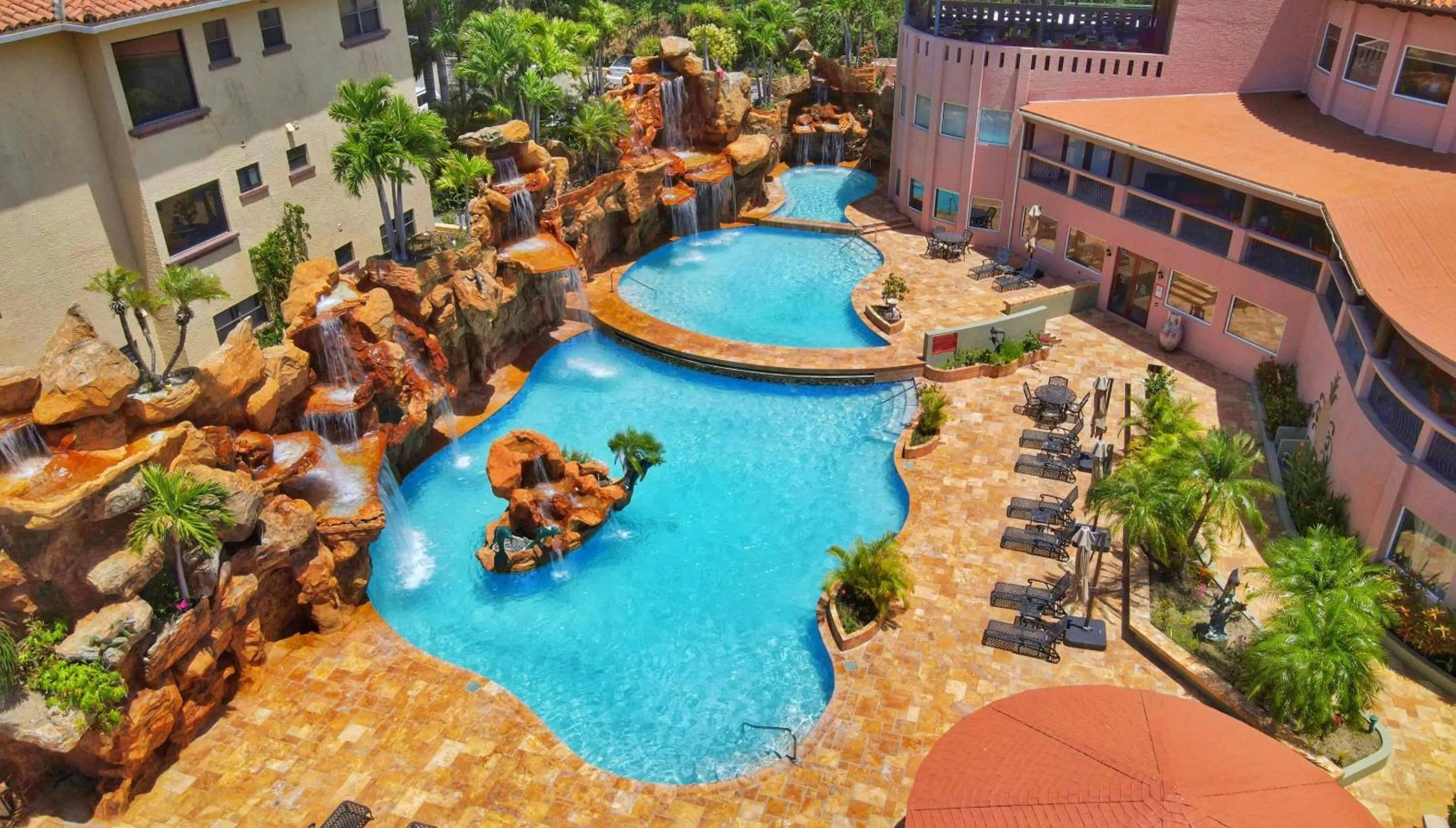 Swimming pool in Clarion Suites Roatan at Pineapple Villas