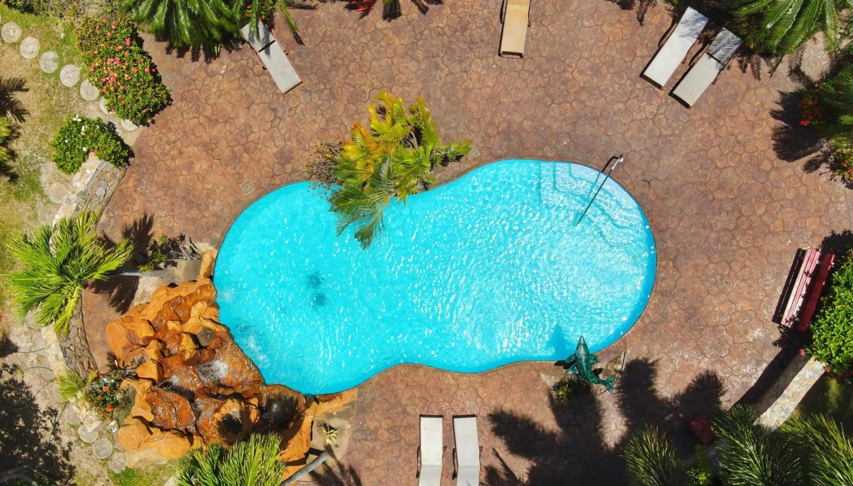 Swimming pool in Clarion Suites Roatan at Pineapple Villas