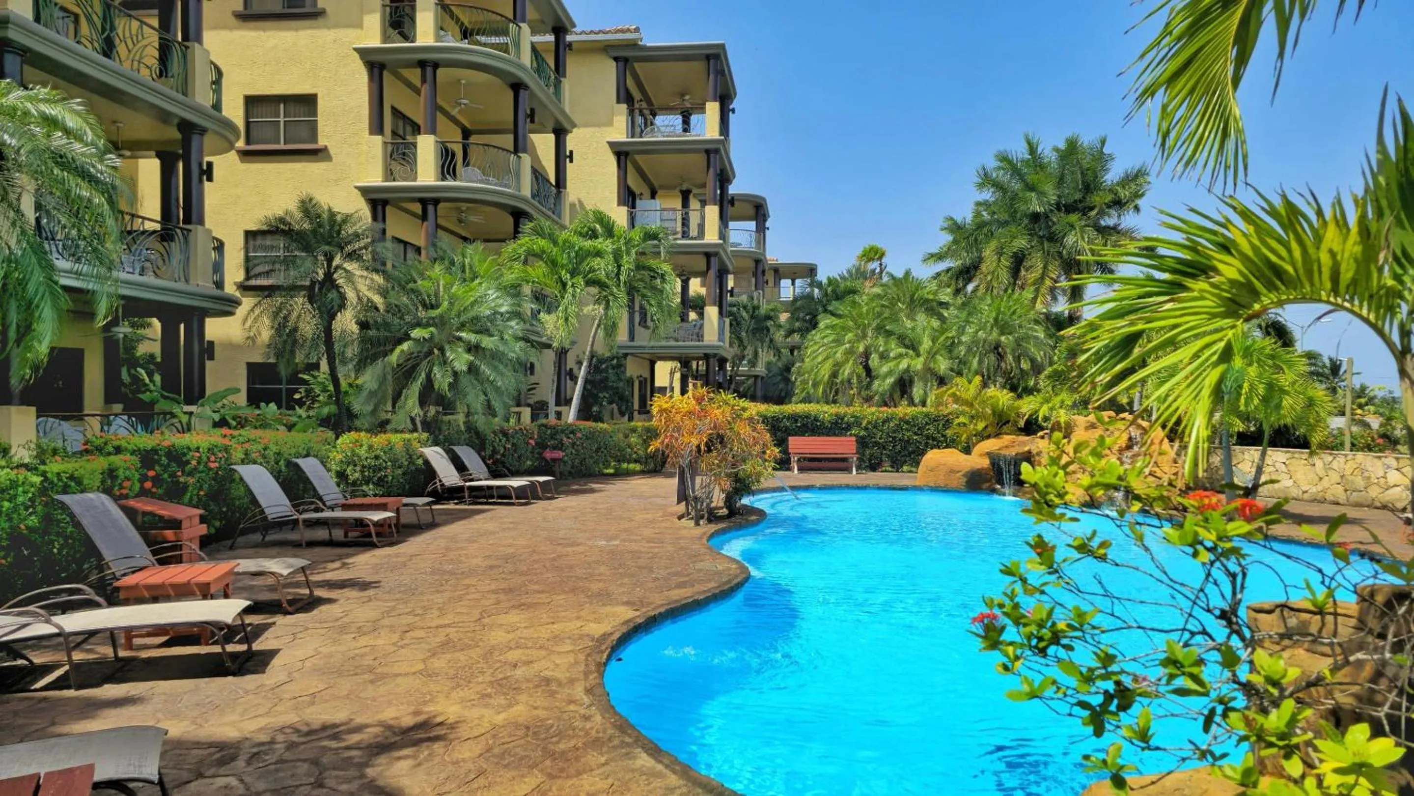 Swimming pool in Clarion Suites Roatan at Pineapple Villas