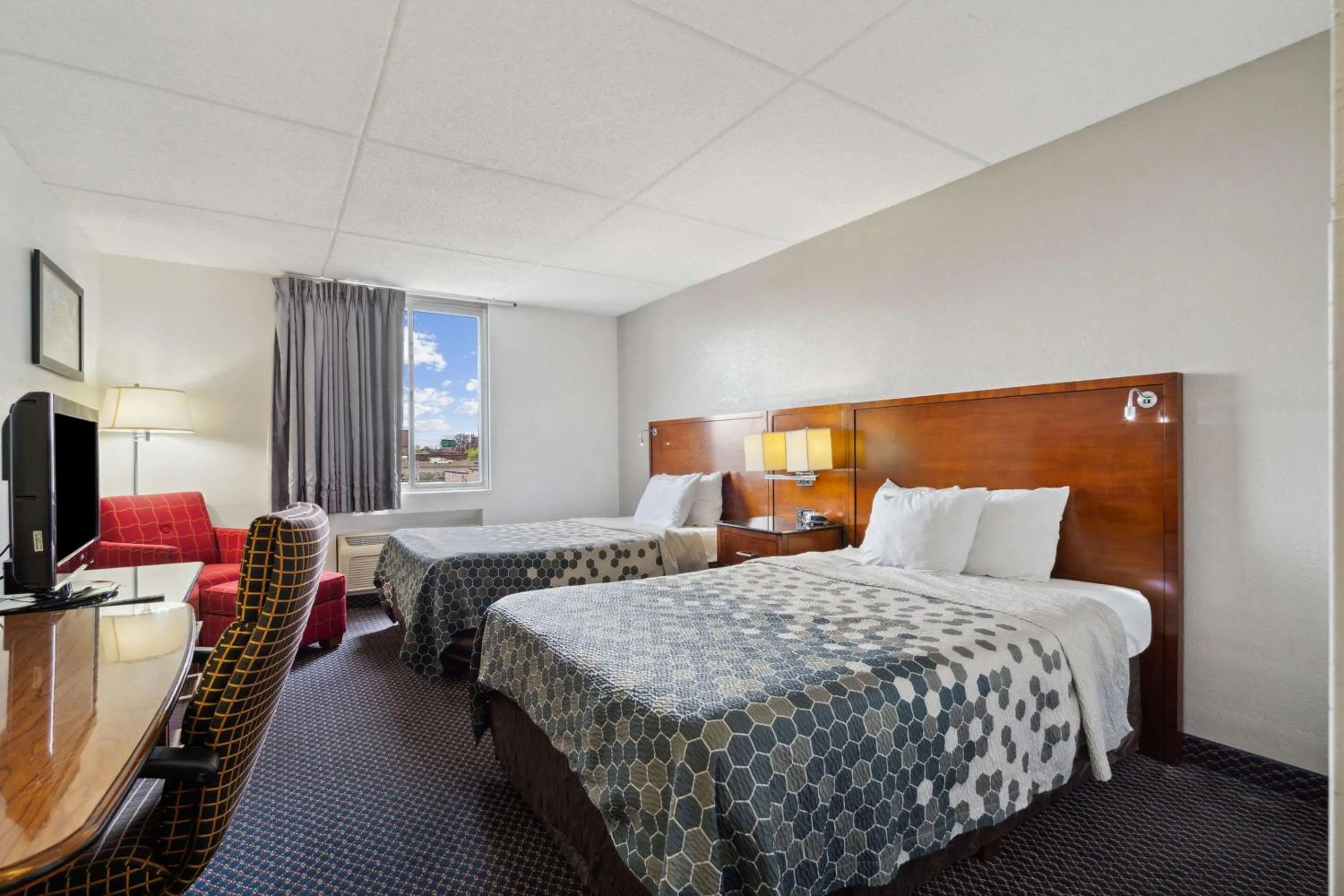 Bedroom, Bed in Econo Lodge Inn & Suites Waterloo Downtown
