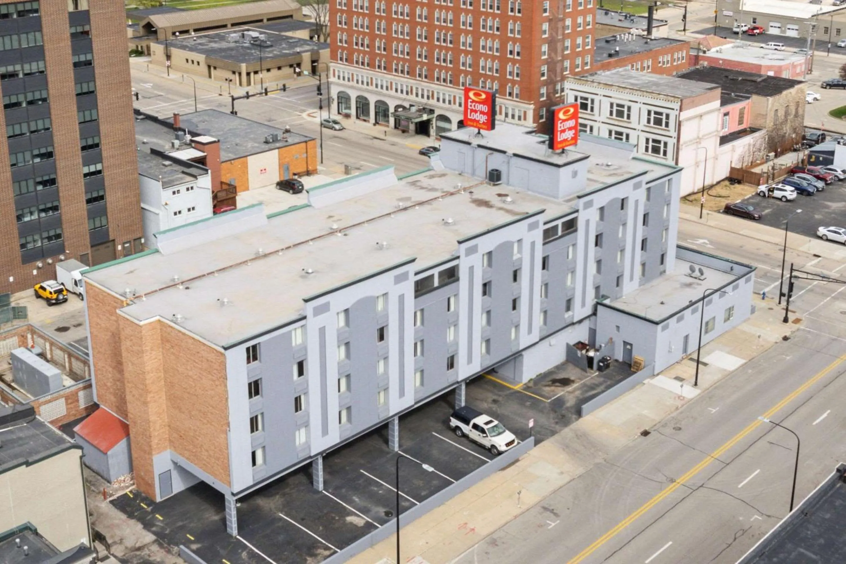 Property building in Econo Lodge Inn & Suites Waterloo Downtown