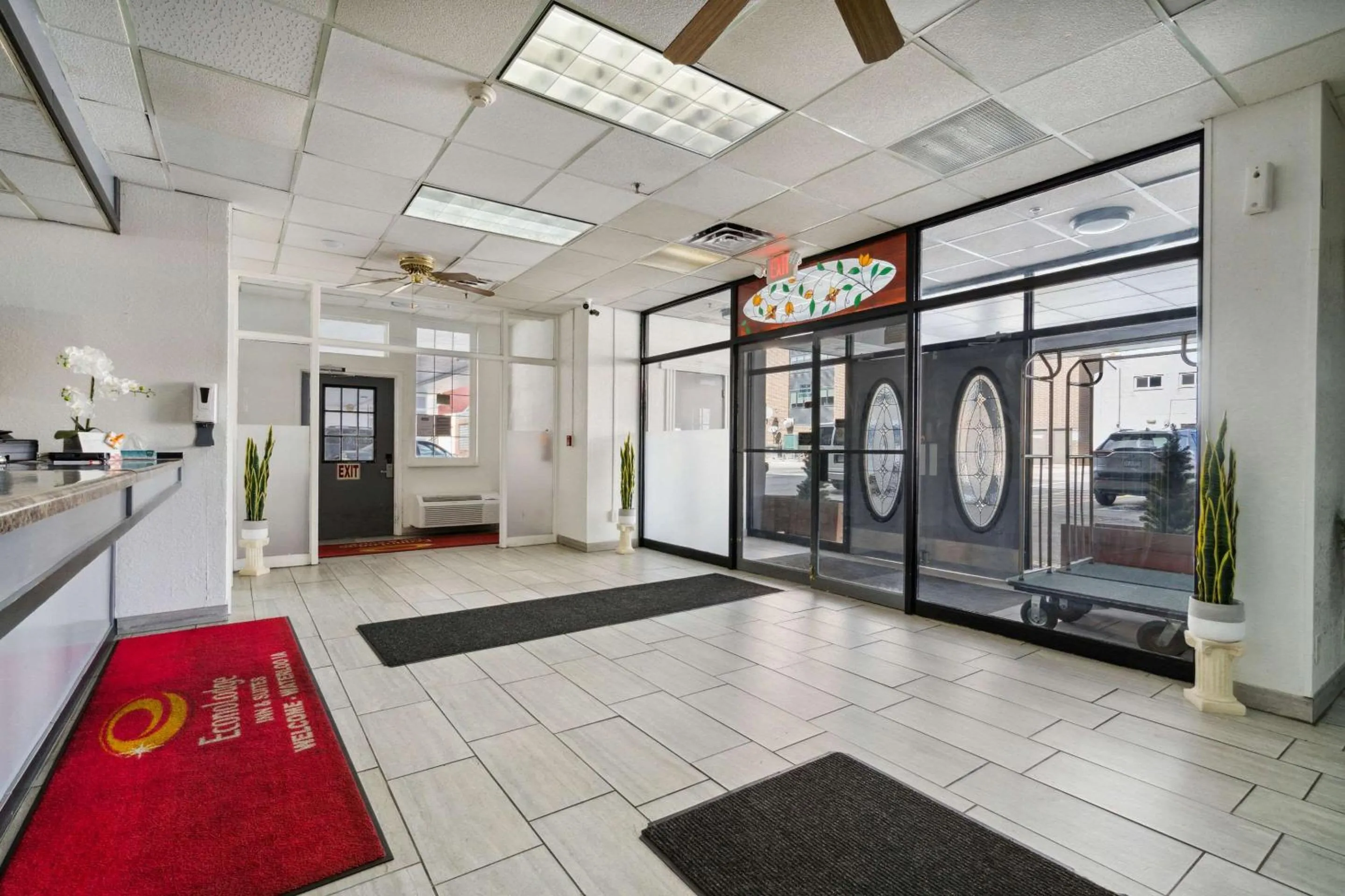 Lobby or reception in Econo Lodge Inn & Suites Waterloo Downtown
