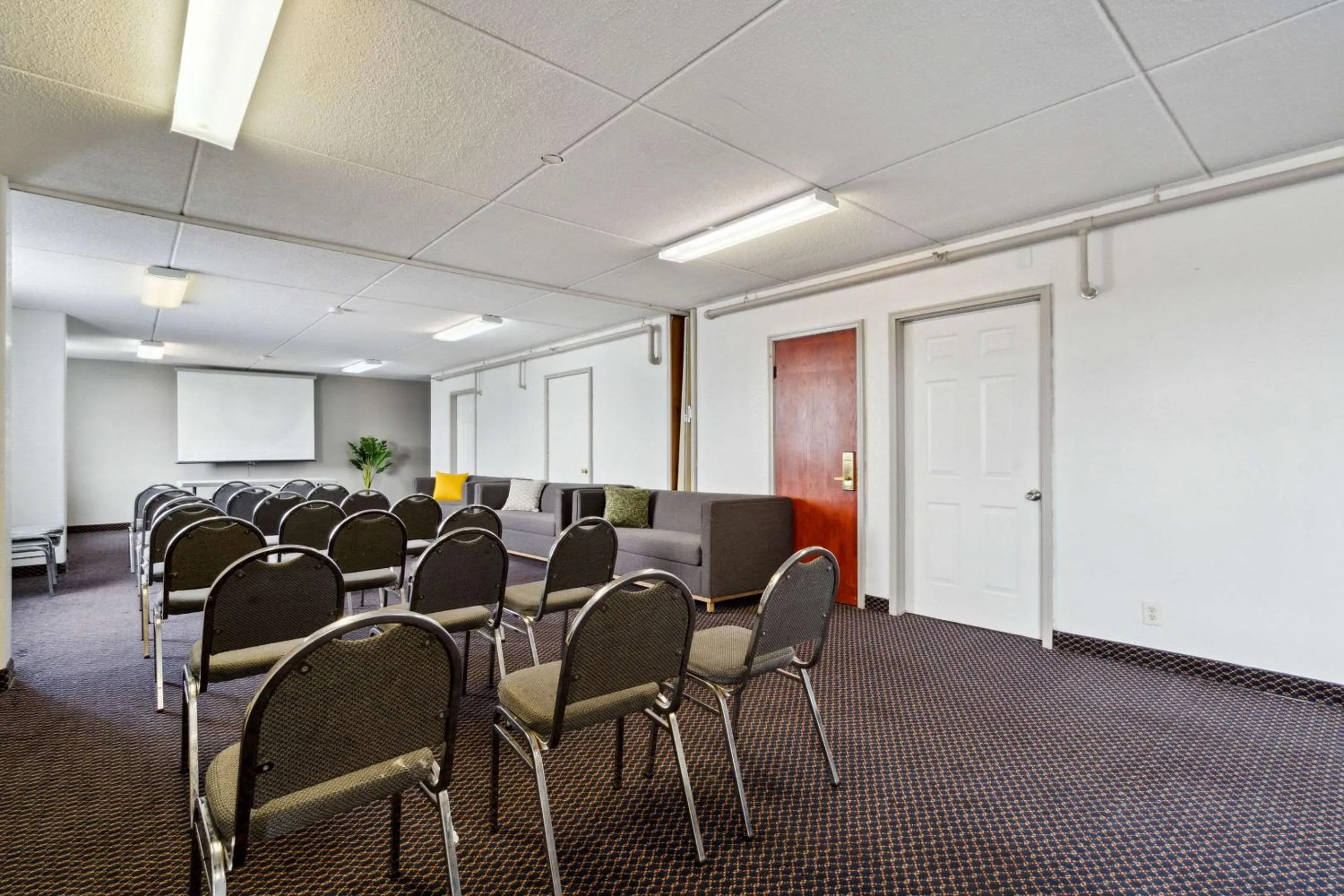 Meeting/conference room in Econo Lodge Inn & Suites Waterloo Downtown