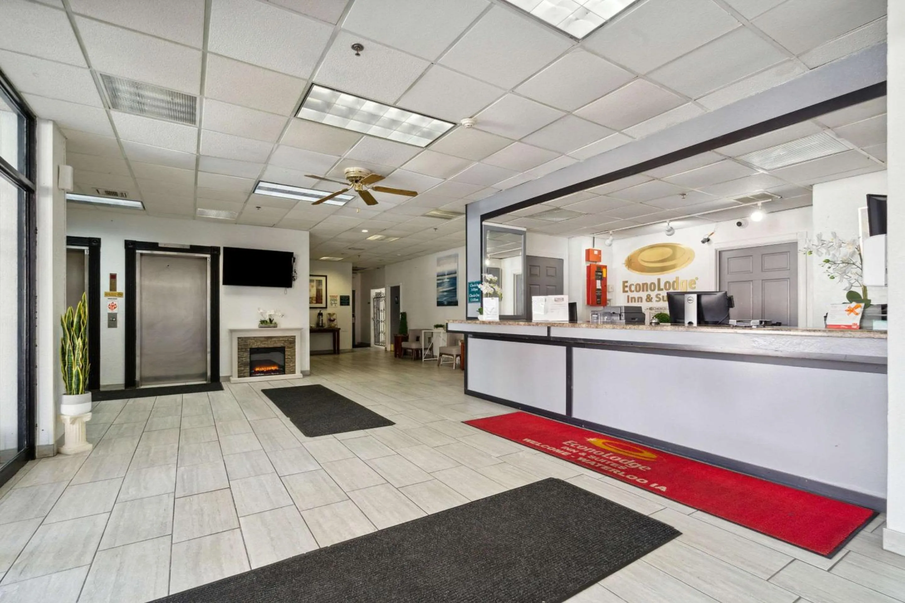 Lobby or reception in Econo Lodge Inn & Suites Waterloo Downtown