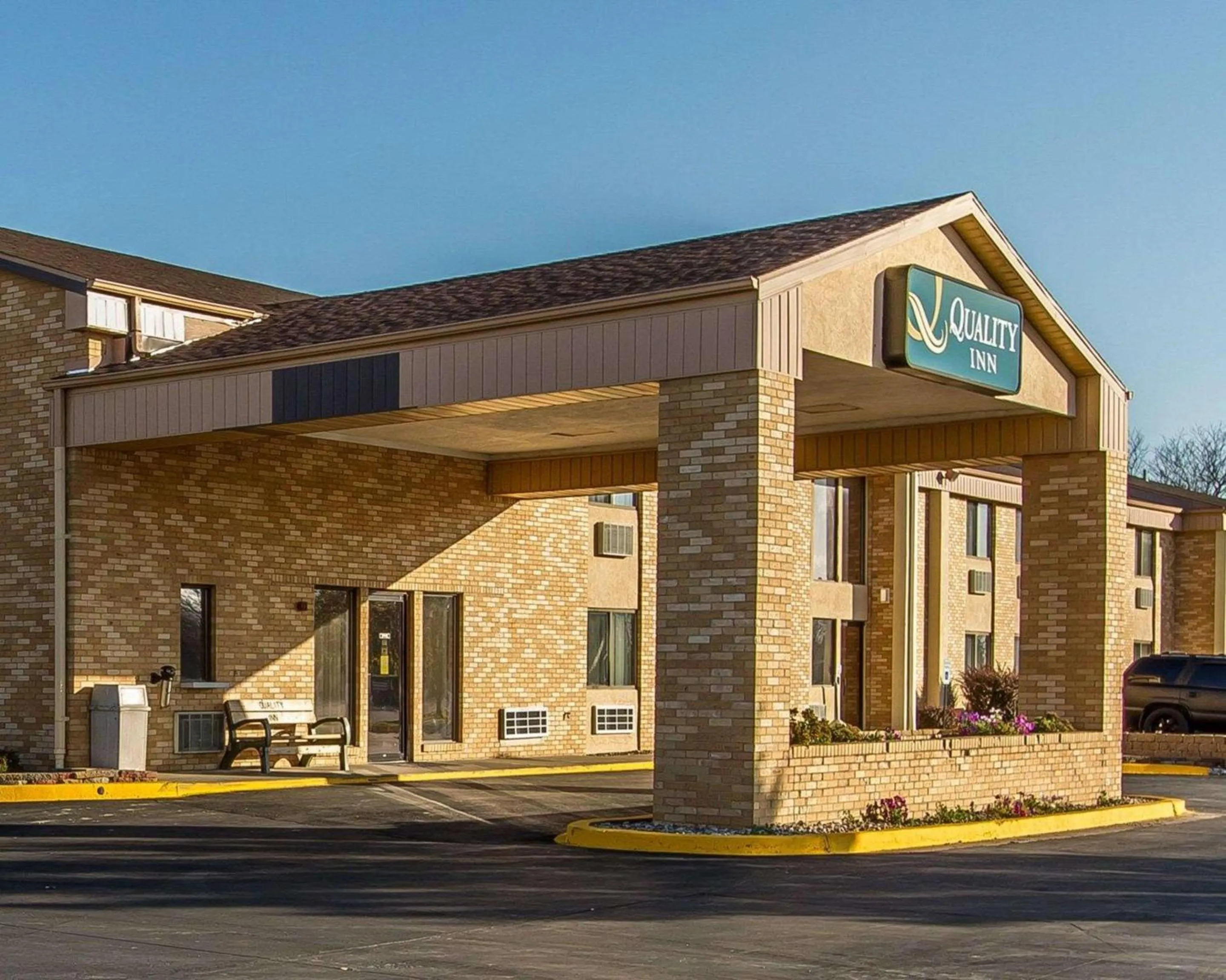 Property building in Quality Inn Burlington near Hwy 34