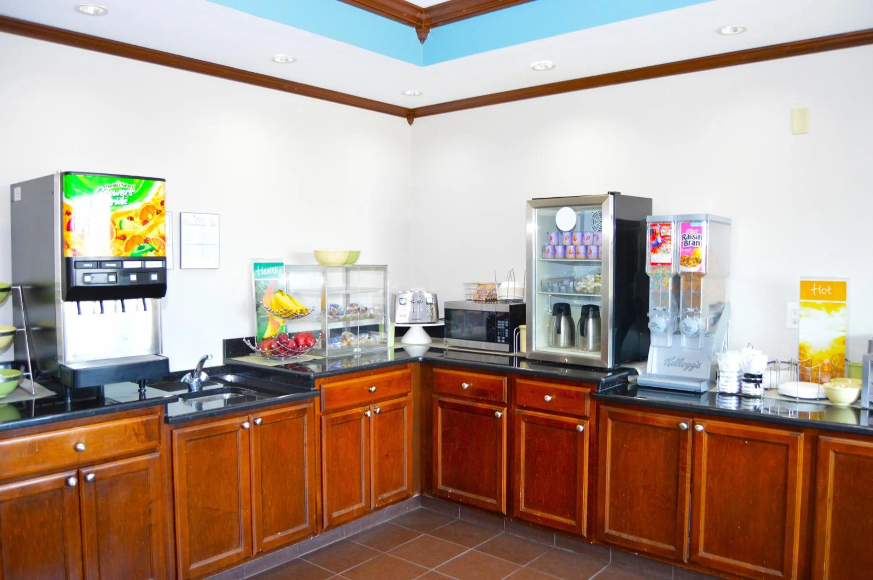Coffee/tea facilities in Quality Inn Coralville - Iowa River Landing