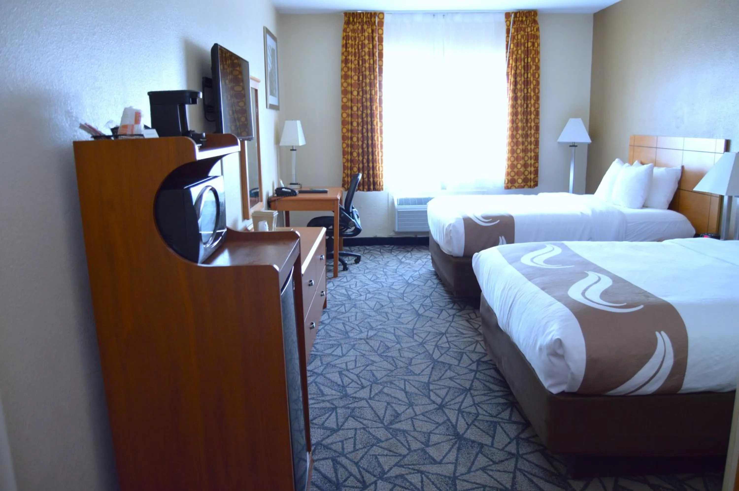 Photo of the whole room, Bed in Quality Inn Coralville - Iowa River Landing