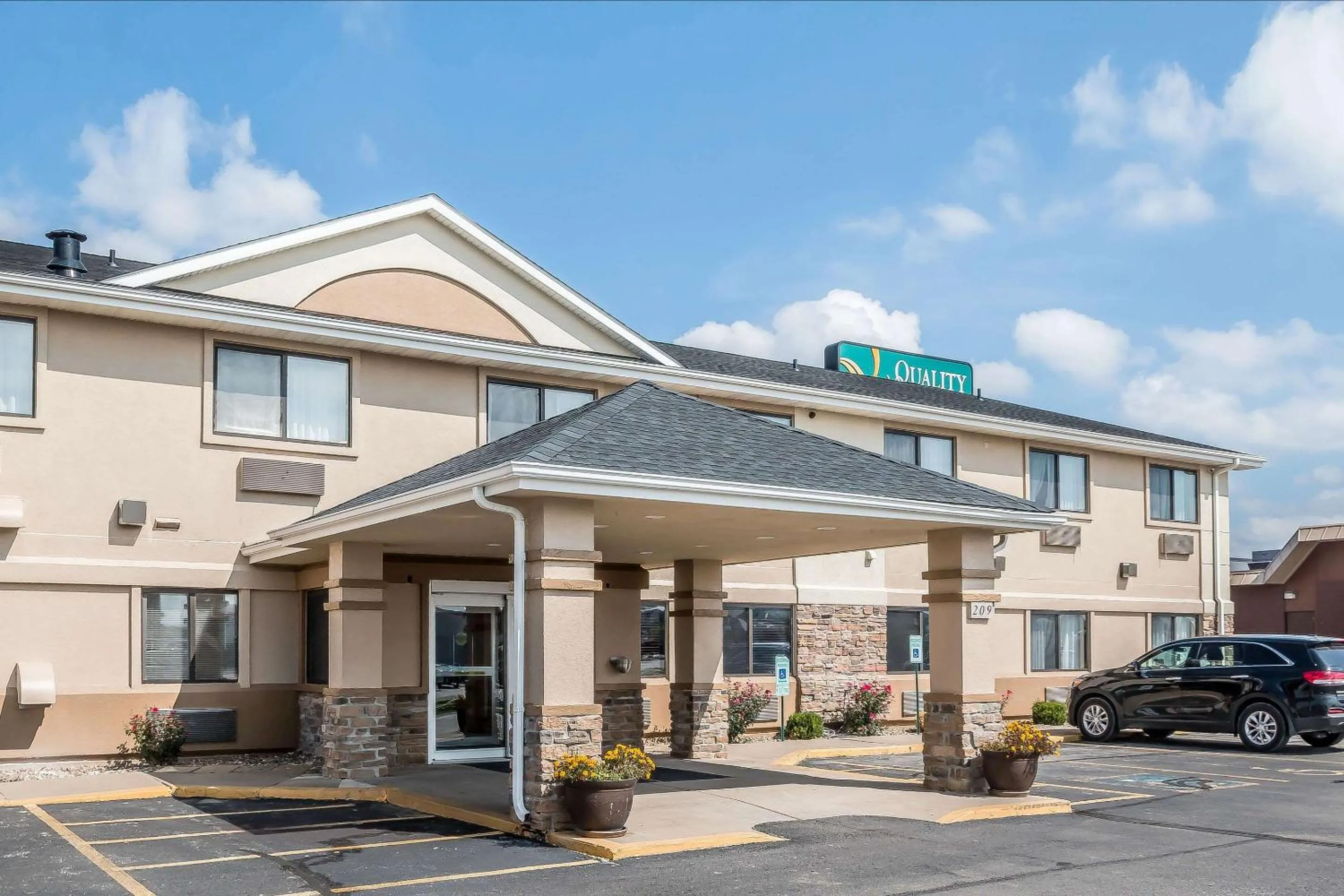 Property building in Quality Inn Coralville - Iowa River Landing