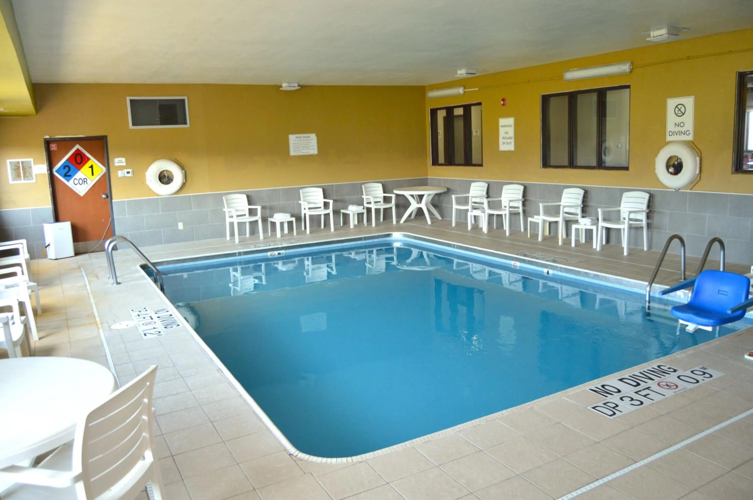 Swimming pool in Quality Inn Coralville - Iowa River Landing