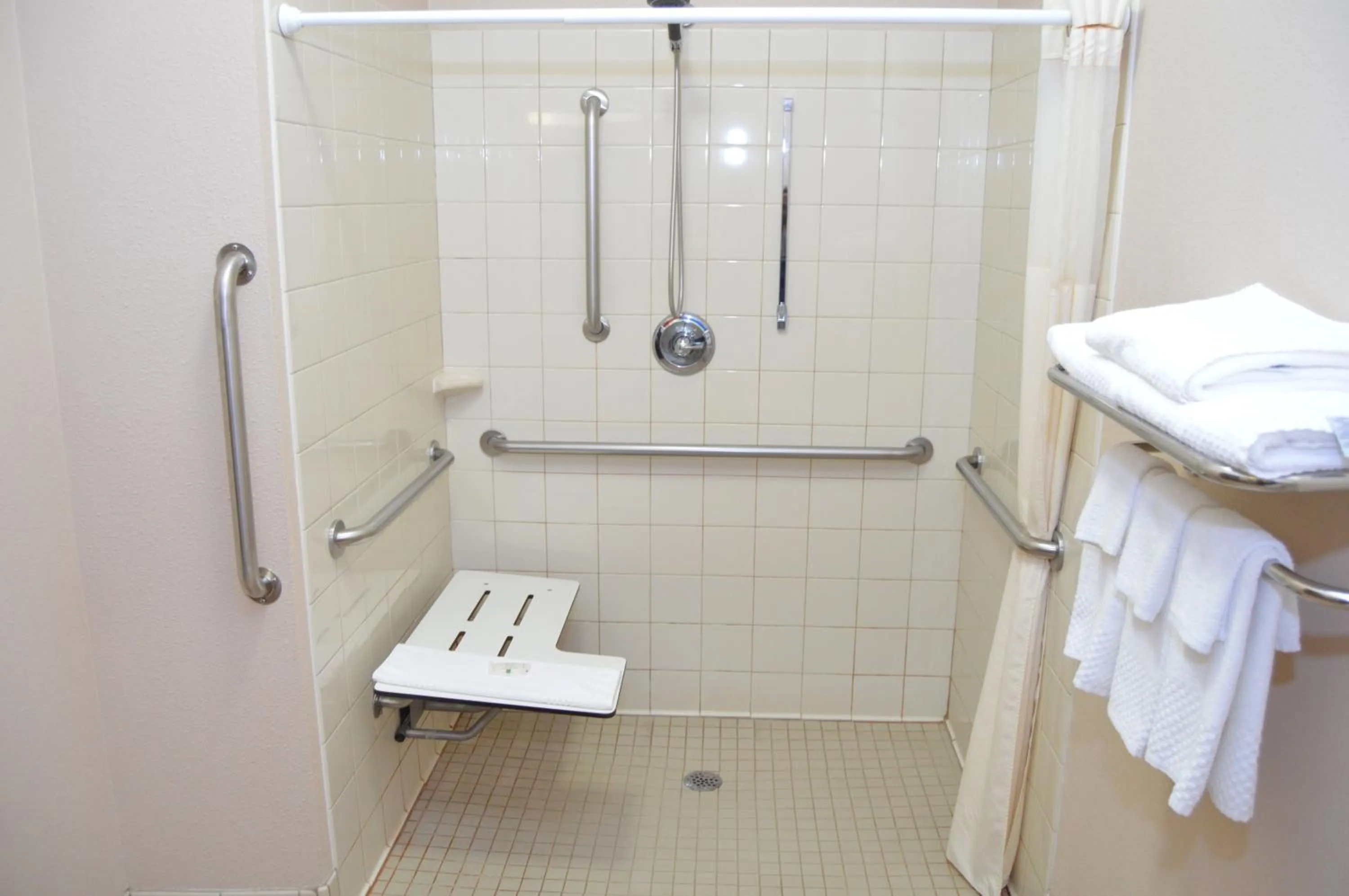 Bathroom in Quality Inn Coralville - Iowa River Landing