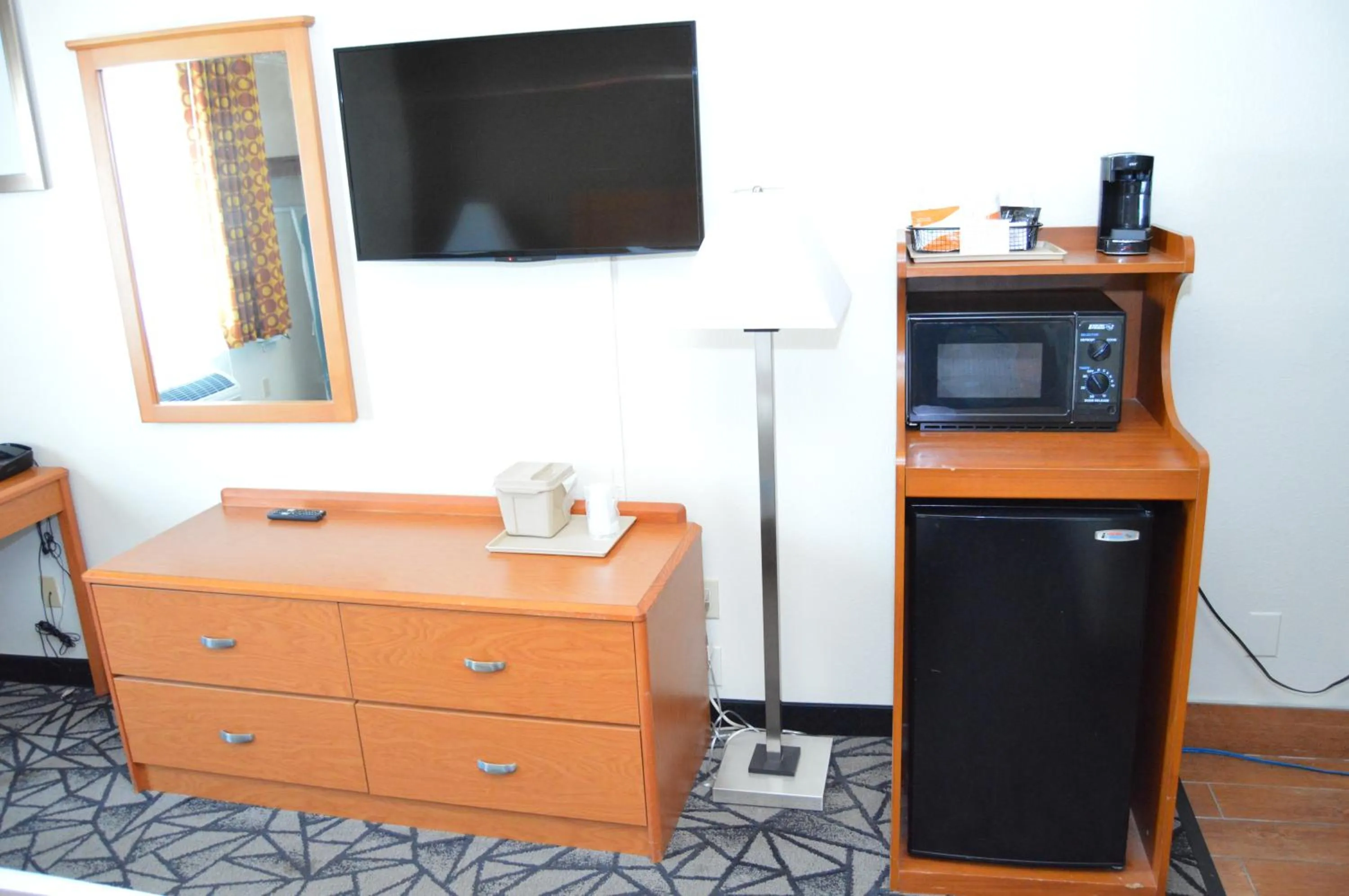 TV and multimedia in Quality Inn Coralville - Iowa River Landing