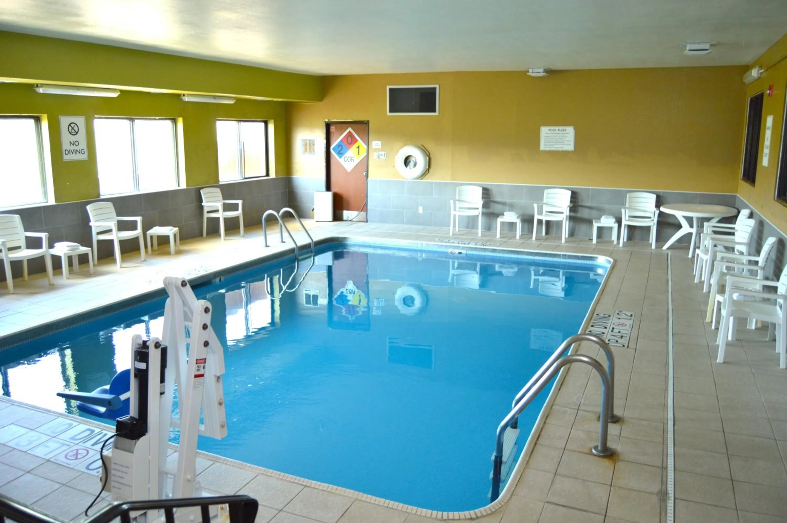 Swimming pool in Quality Inn Coralville - Iowa River Landing