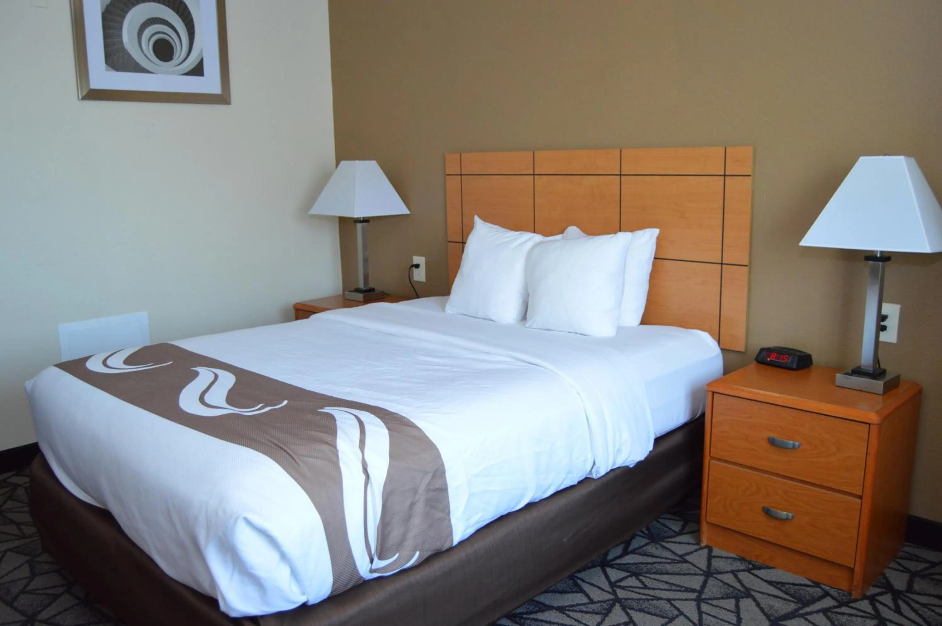 Bedroom, Bed in Quality Inn Coralville - Iowa River Landing