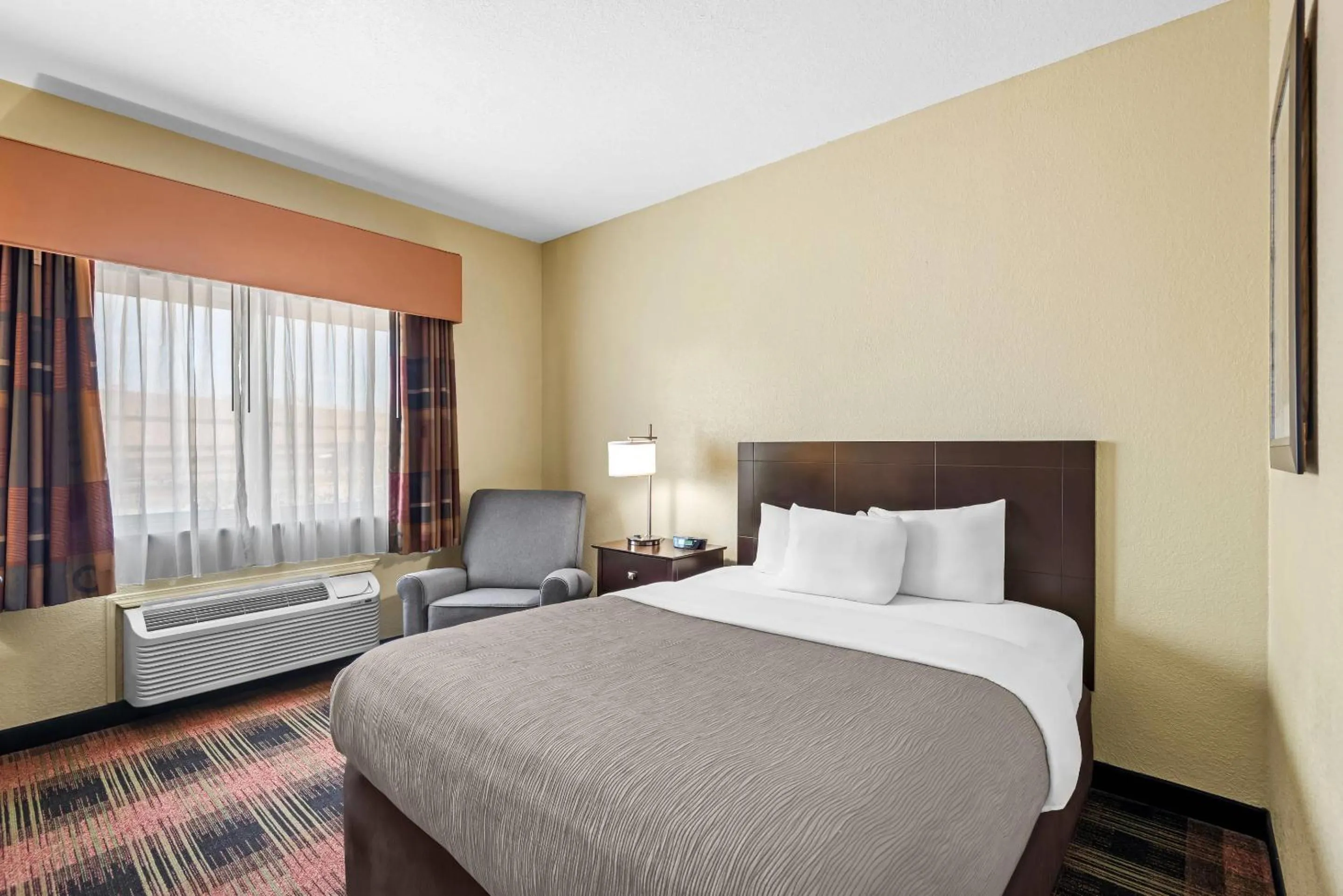Bedroom, Bed in Quality Inn & Suites Des Moines Airport