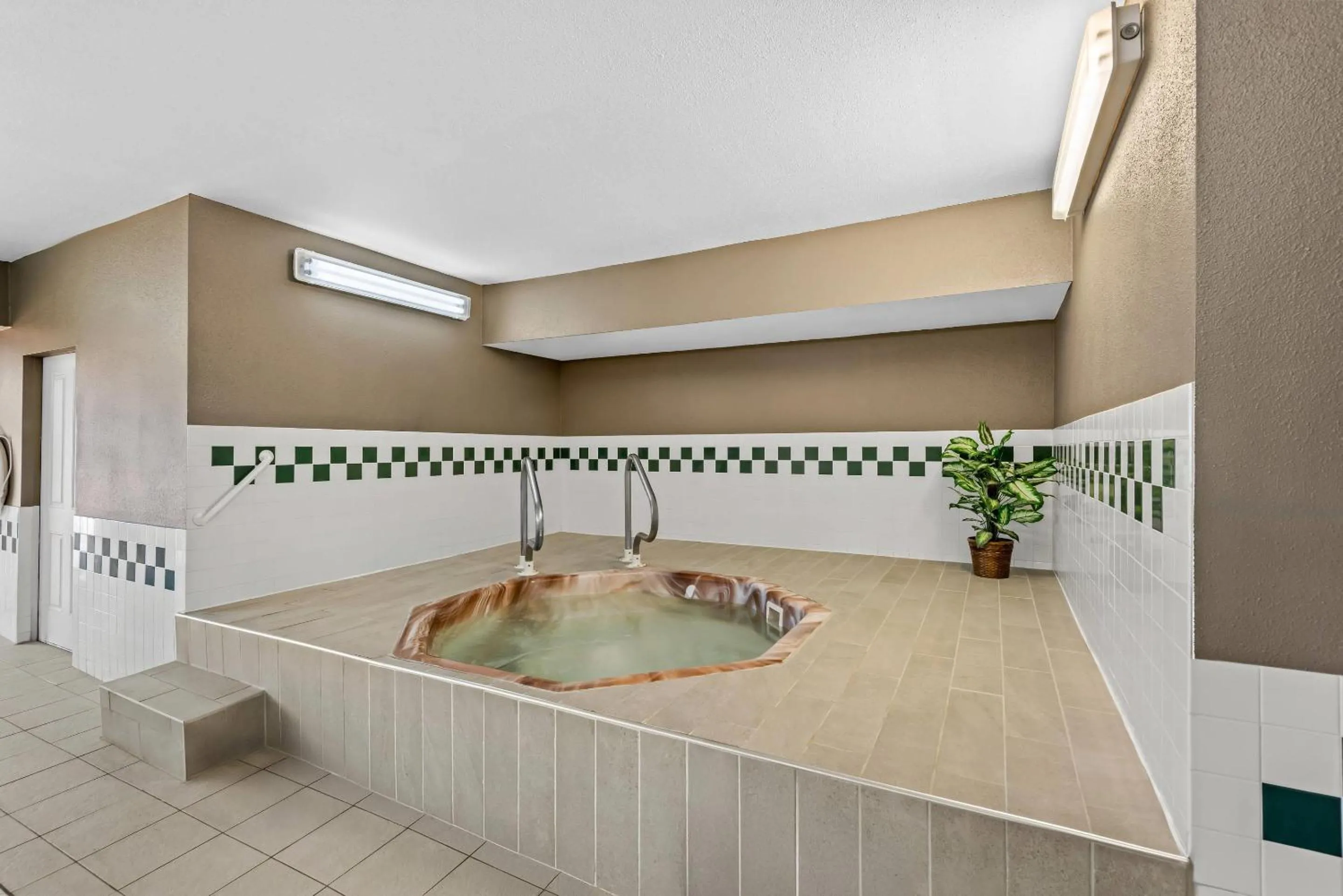 Swimming pool in Quality Inn & Suites Des Moines Airport