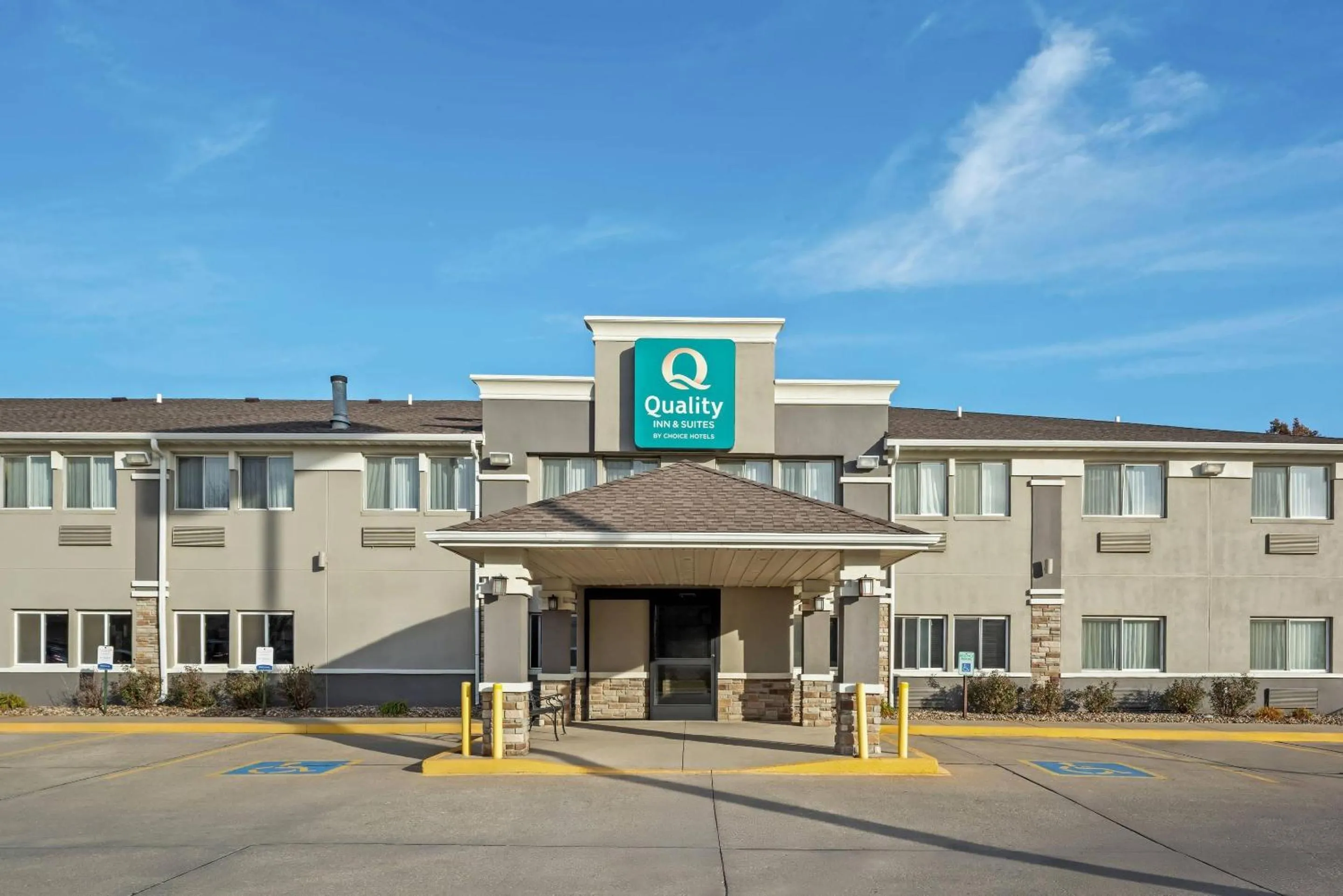 Property building in Quality Inn & Suites Des Moines Airport