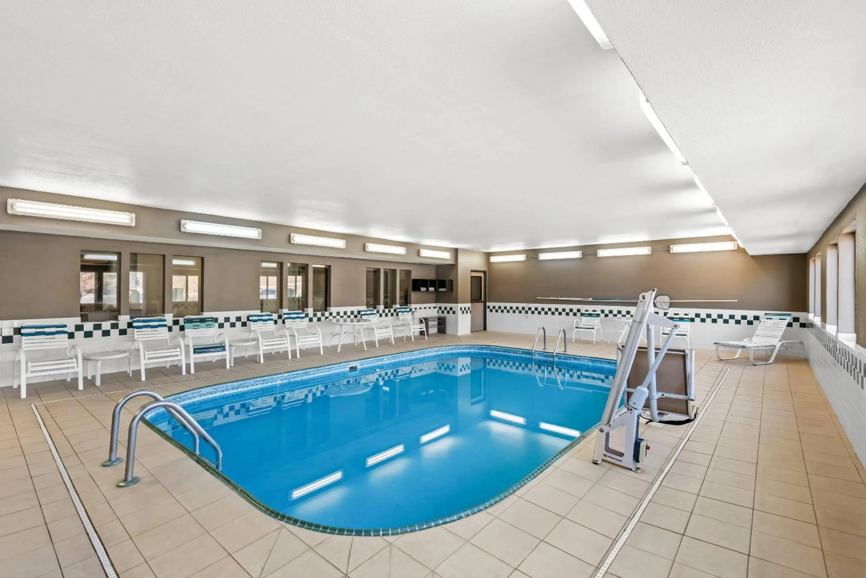 Swimming pool in Quality Inn & Suites Des Moines Airport