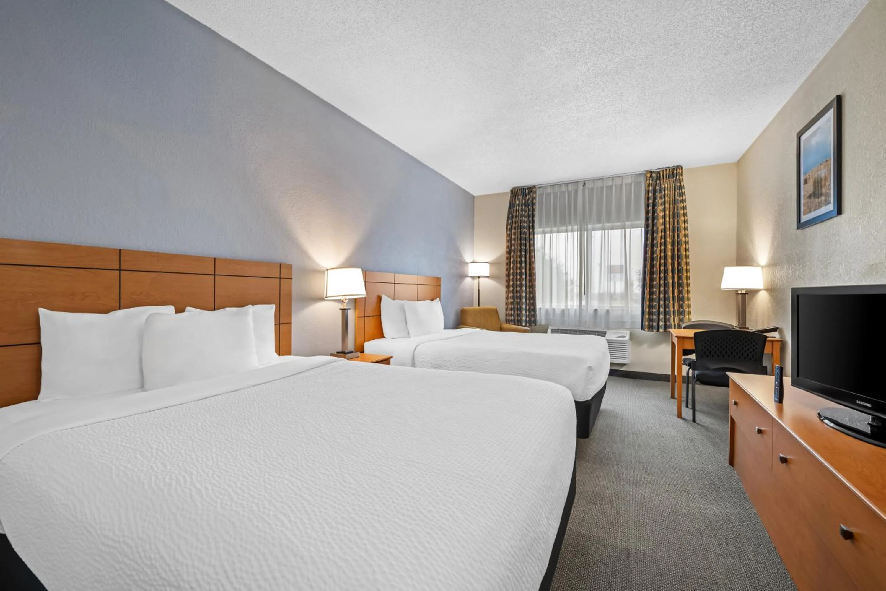 Bed in Quality Inn Dubuque on Hwy 20