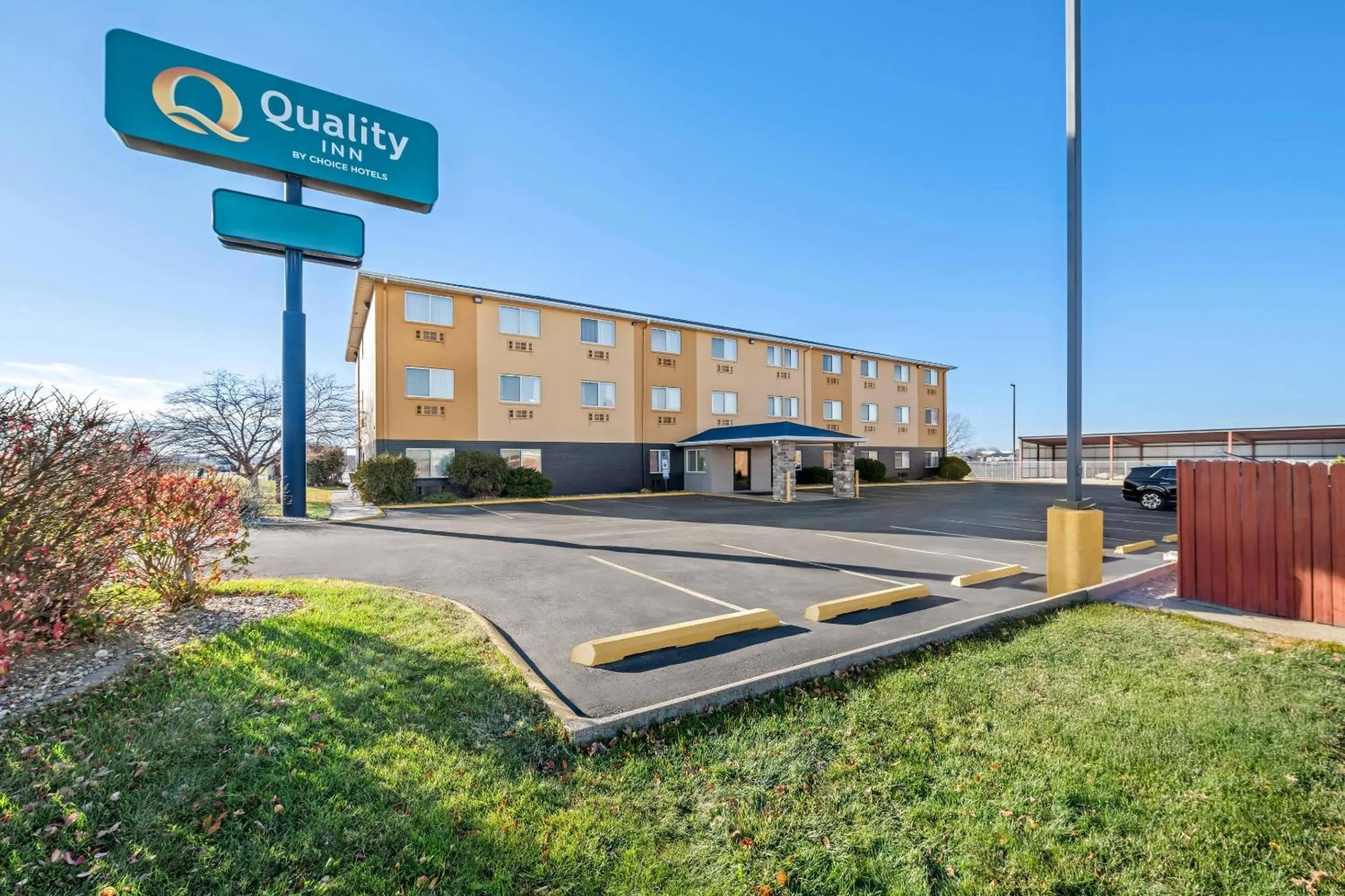 Property building in Quality Inn Dubuque on Hwy 20