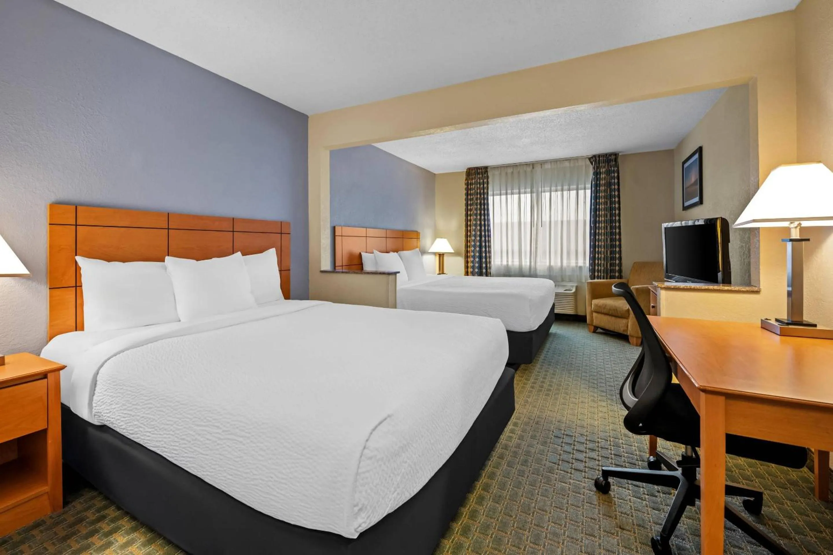 Bedroom, Bed in Quality Inn Dubuque on Hwy 20