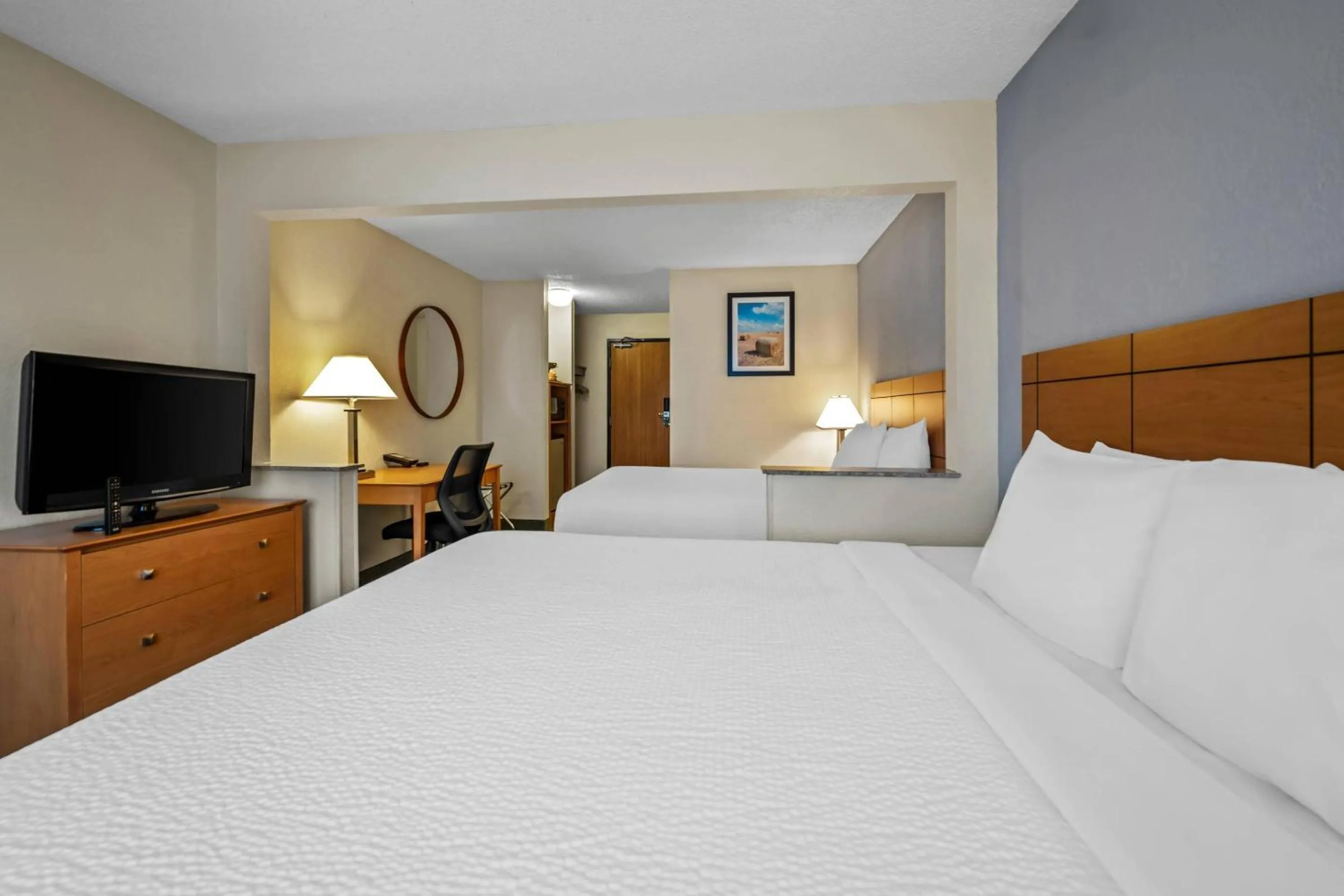 Bedroom, Bed in Quality Inn Dubuque on Hwy 20