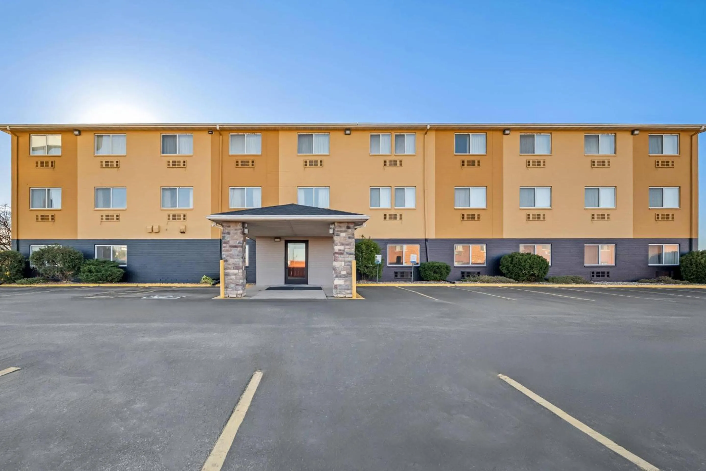 Property building in Quality Inn Dubuque on Hwy 20