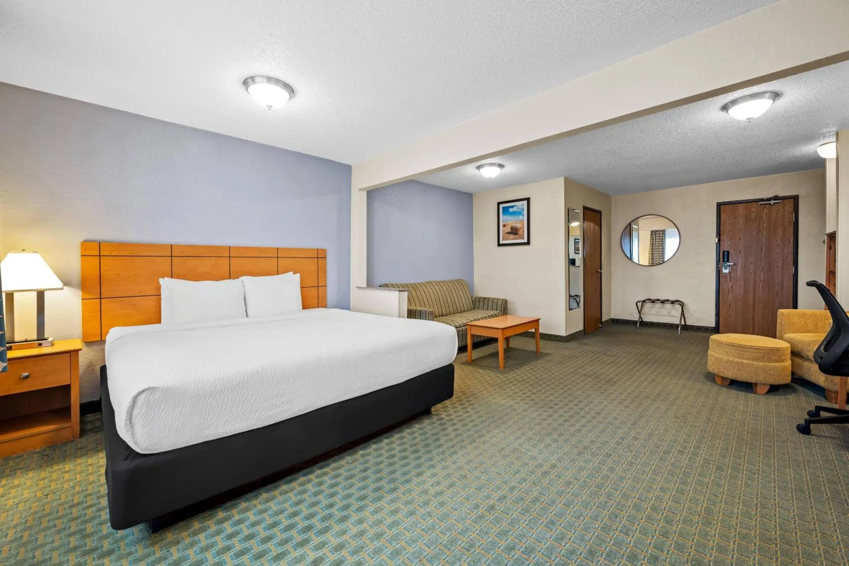 Bedroom, Bed in Quality Inn Dubuque on Hwy 20