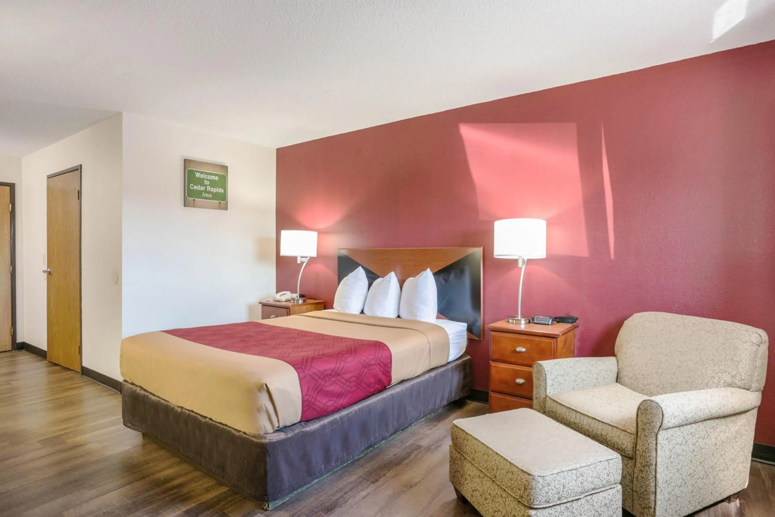 Bed in Econo Lodge Cedar Rapids South