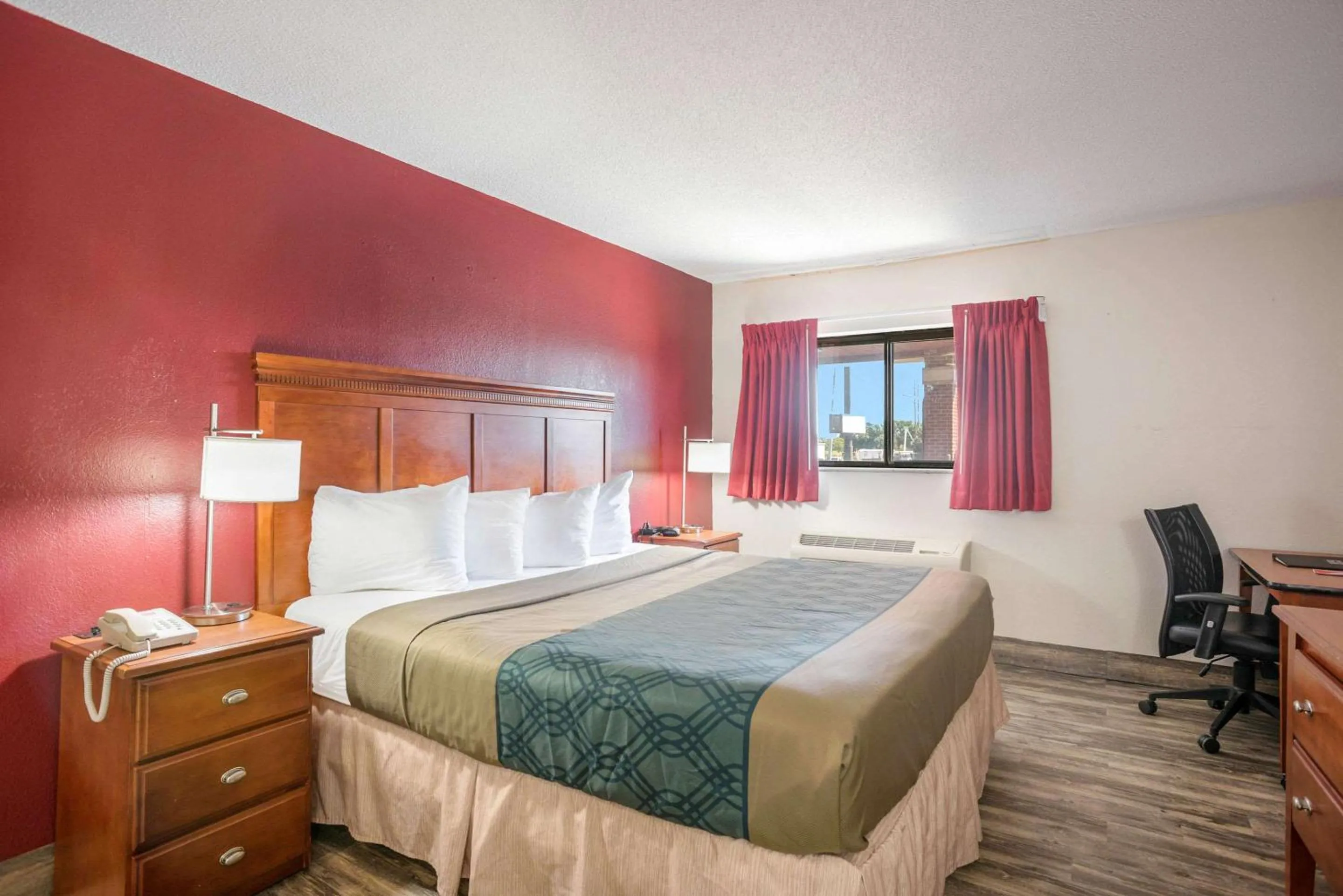 Bedroom, Bed in Econo Lodge Cedar Rapids South
