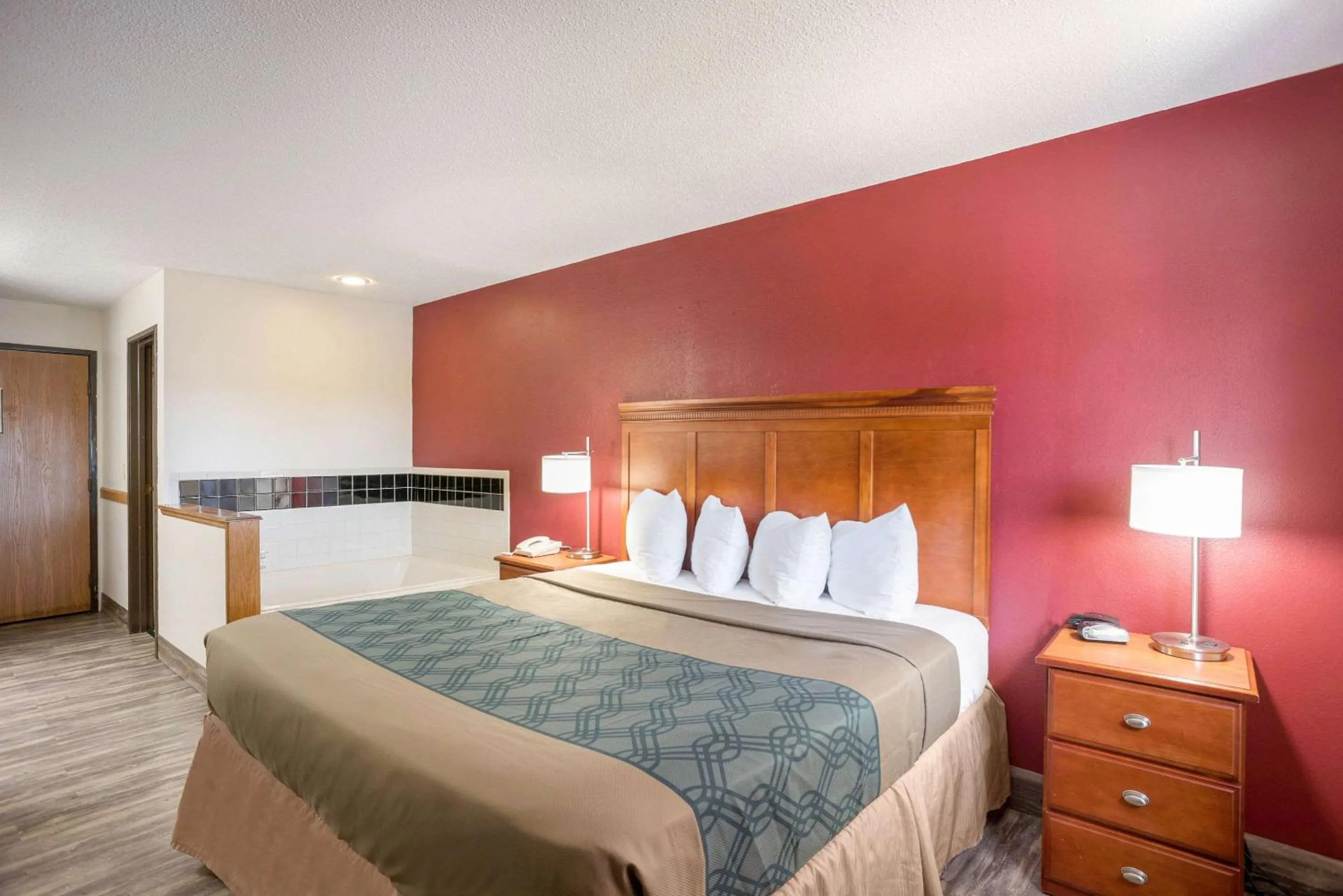 Bedroom, Bed in Econo Lodge Cedar Rapids South
