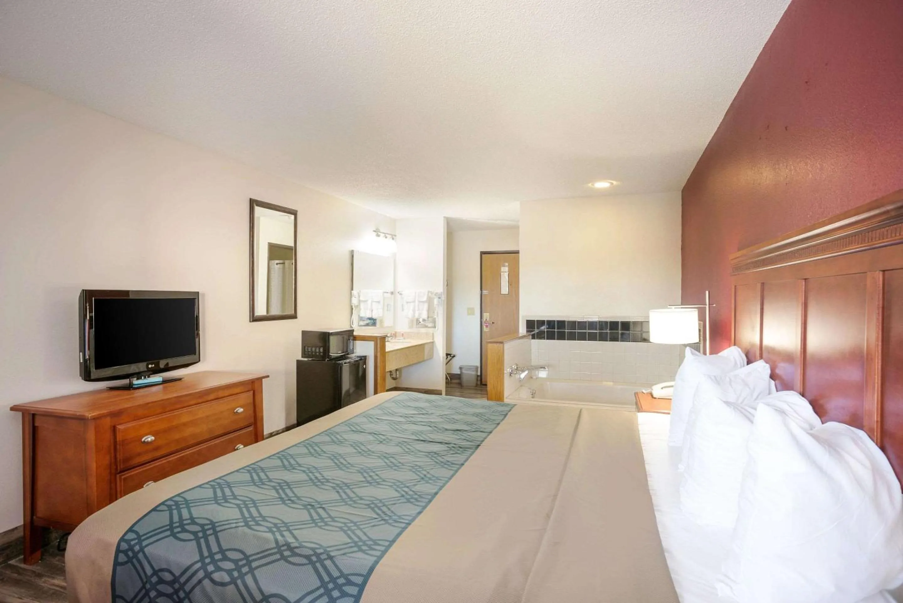 Bedroom, Bed in Econo Lodge Cedar Rapids South