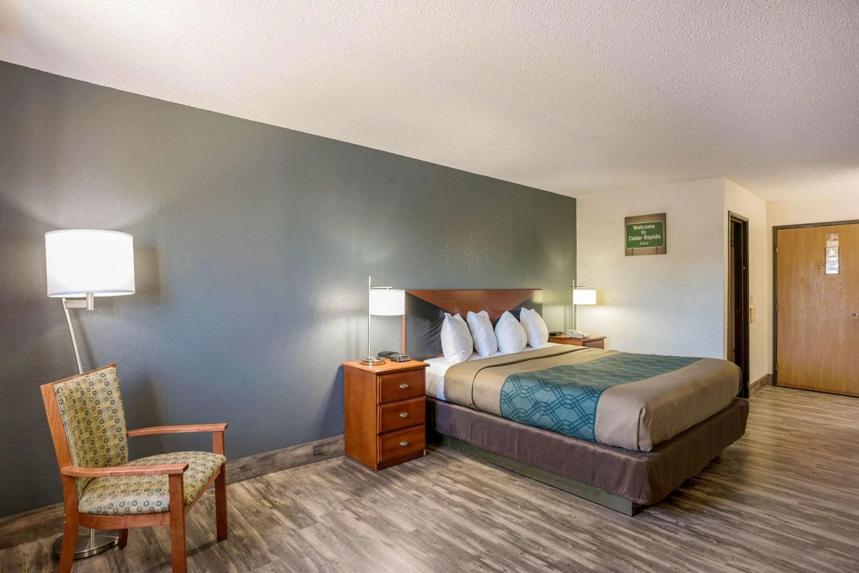 Bedroom, Bed in Econo Lodge Cedar Rapids South