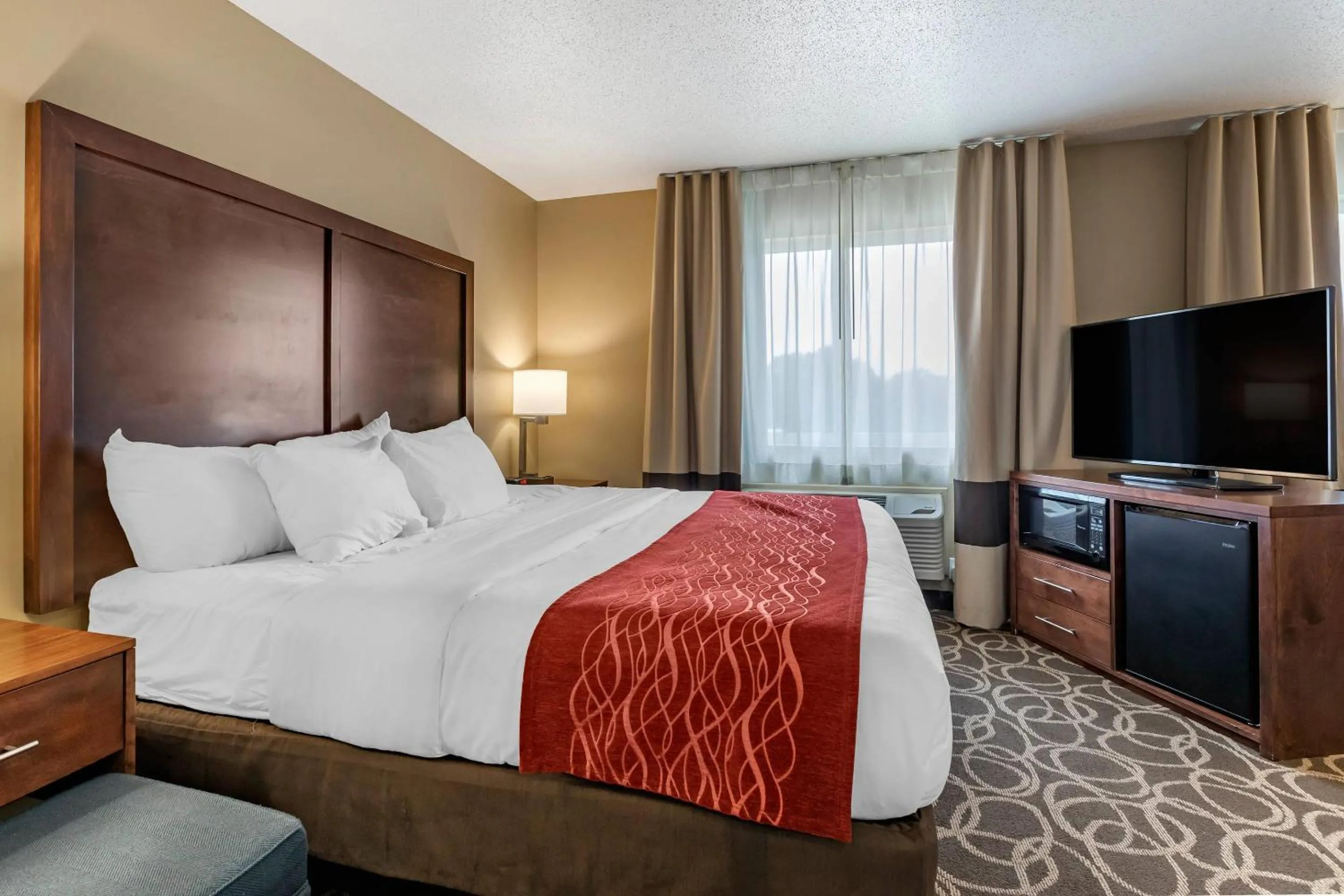 Bedroom, Bed in Comfort Inn Dyersville Near the Field of Dreams