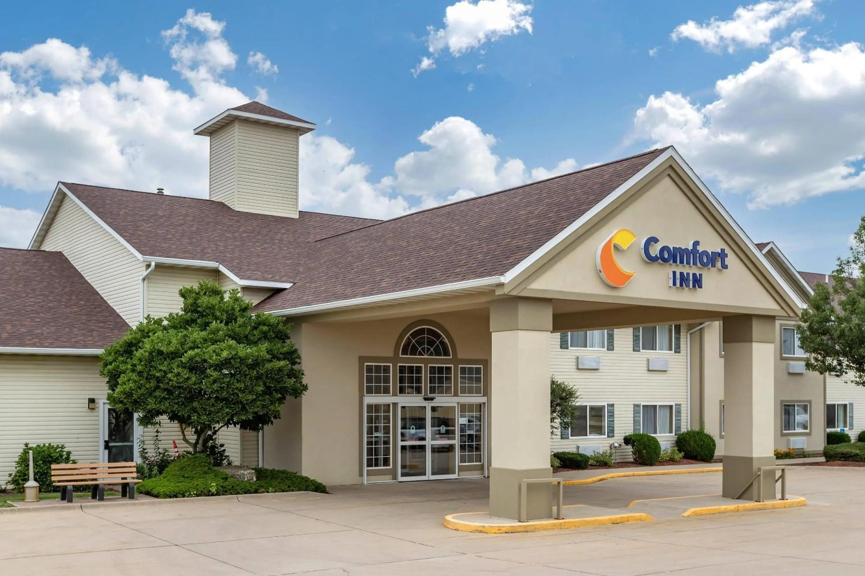 Property building in Comfort Inn Dyersville Near the Field of Dreams