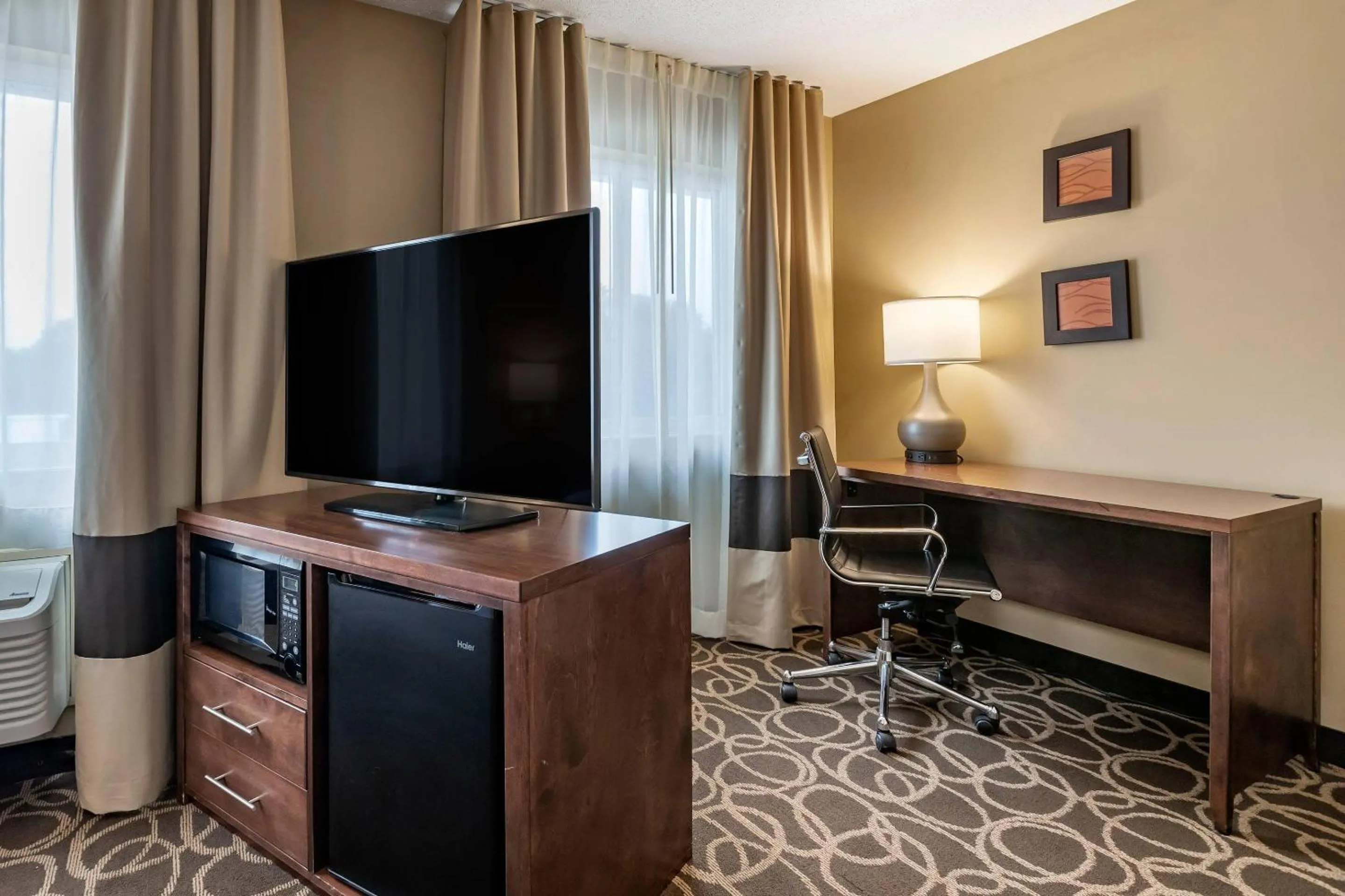 Bedroom in Comfort Inn Dyersville Near the Field of Dreams
