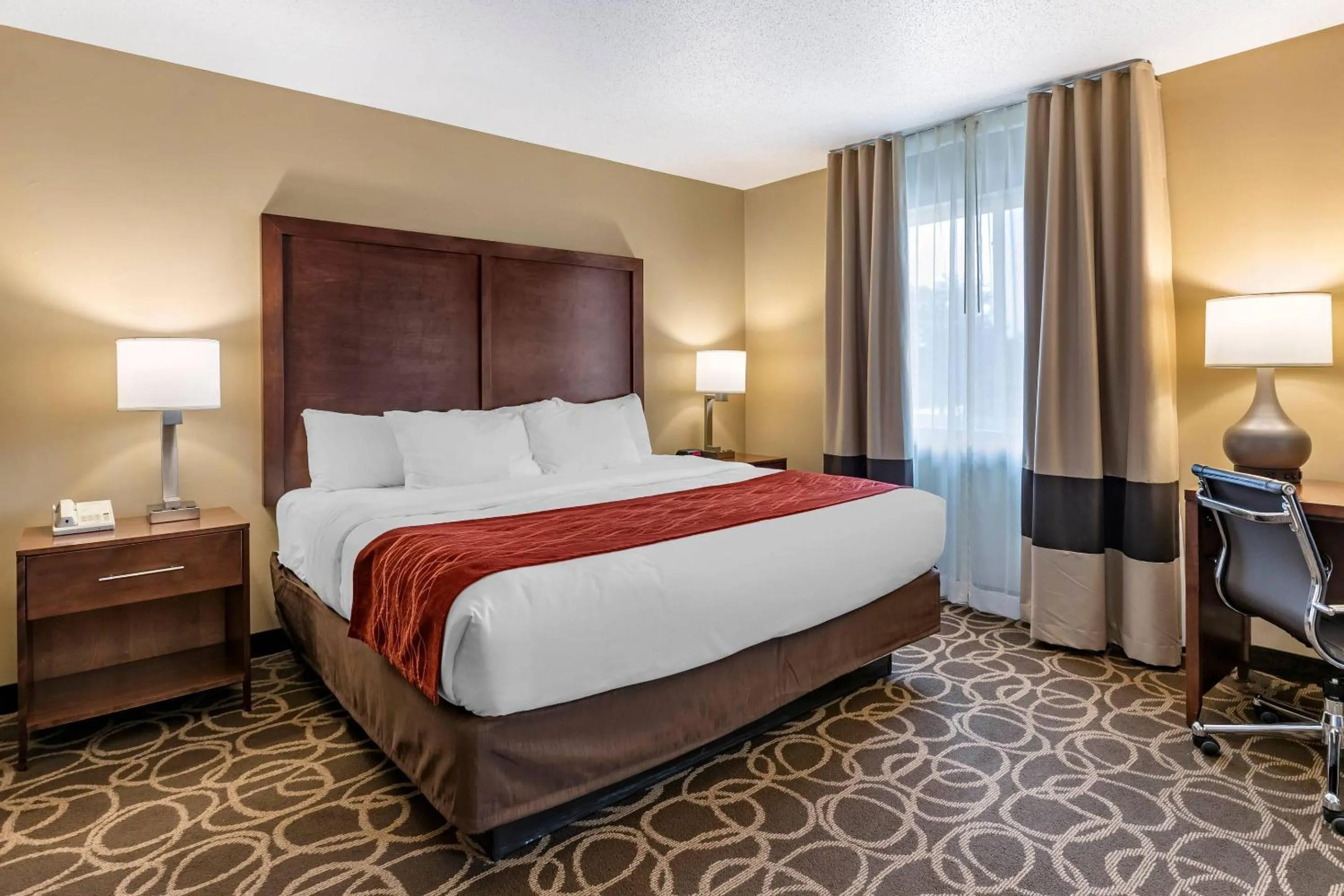 Bedroom, Bed in Comfort Inn Dyersville Near the Field of Dreams