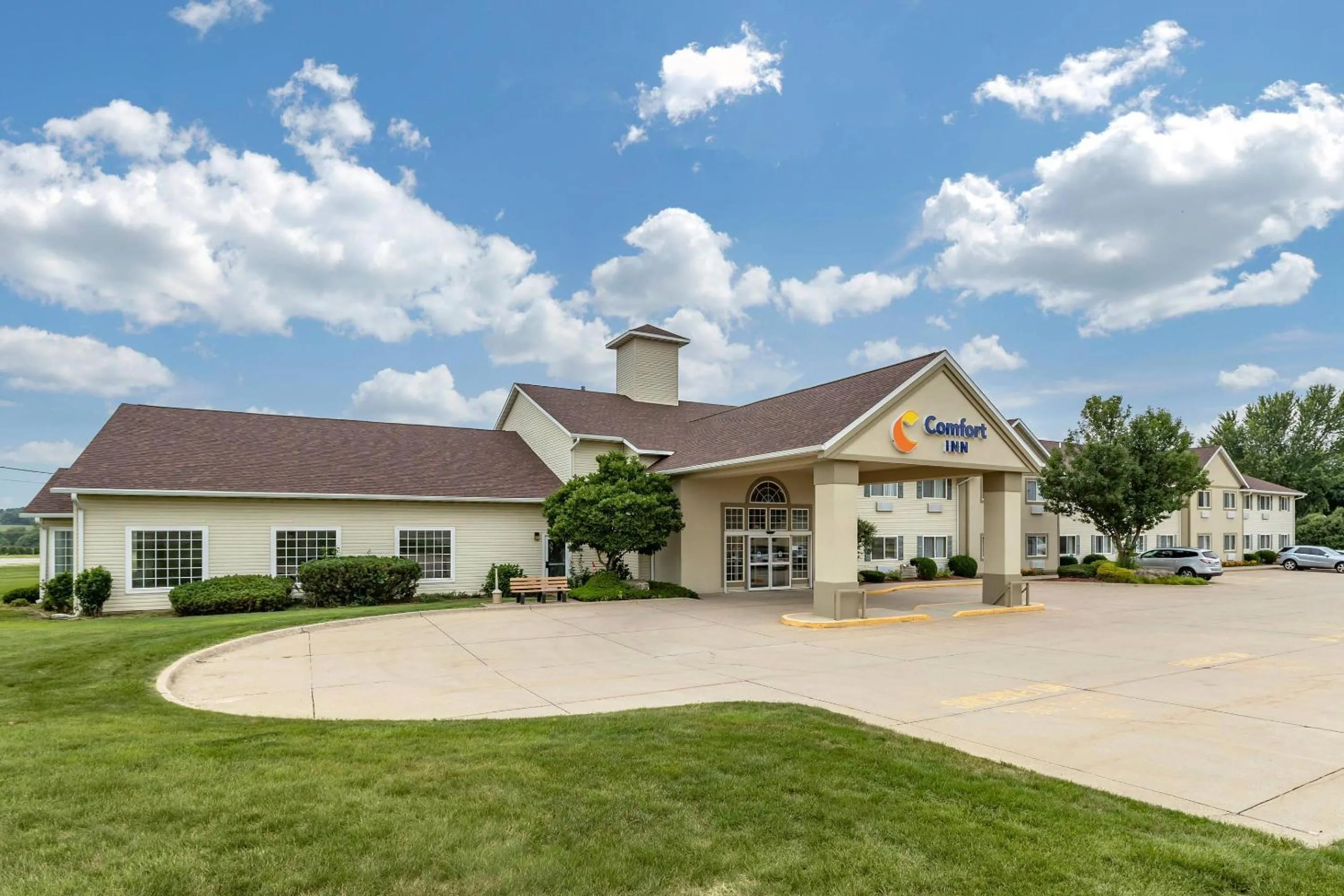 Property building in Comfort Inn Dyersville Near the Field of Dreams