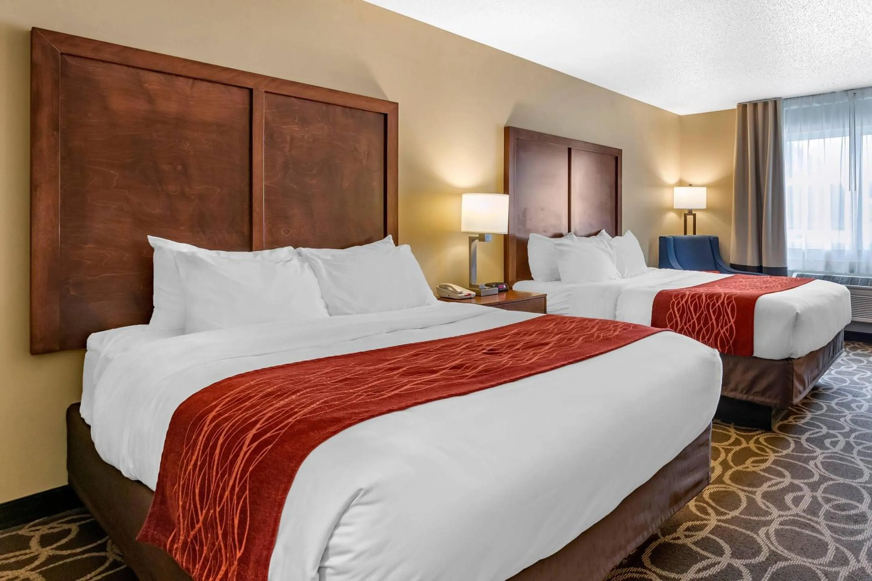 Bedroom, Bed in Comfort Inn Dyersville Near the Field of Dreams
