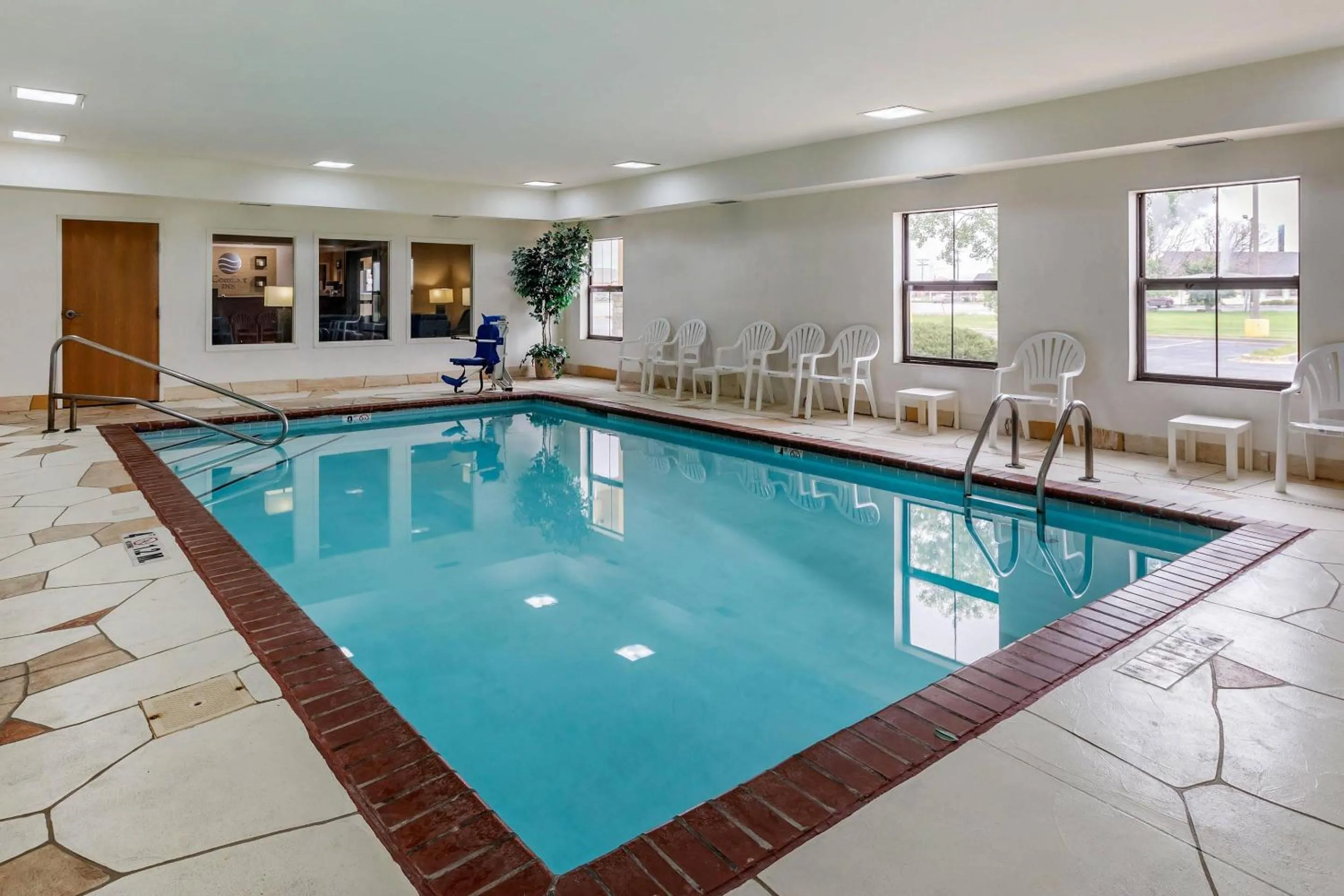 Swimming pool in Comfort Inn Walcott near Davenport