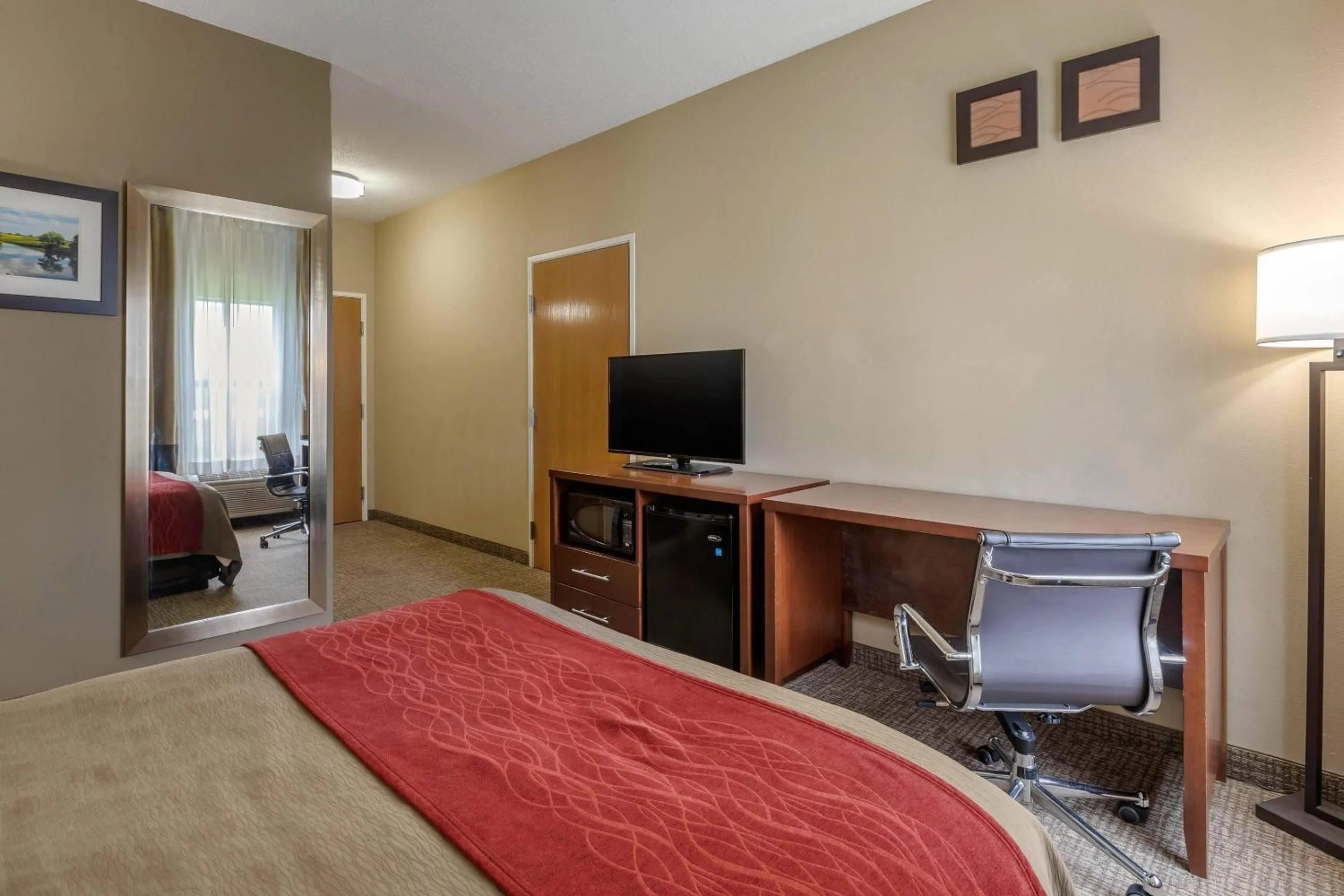 Bedroom, Bed in Comfort Inn Walcott near Davenport