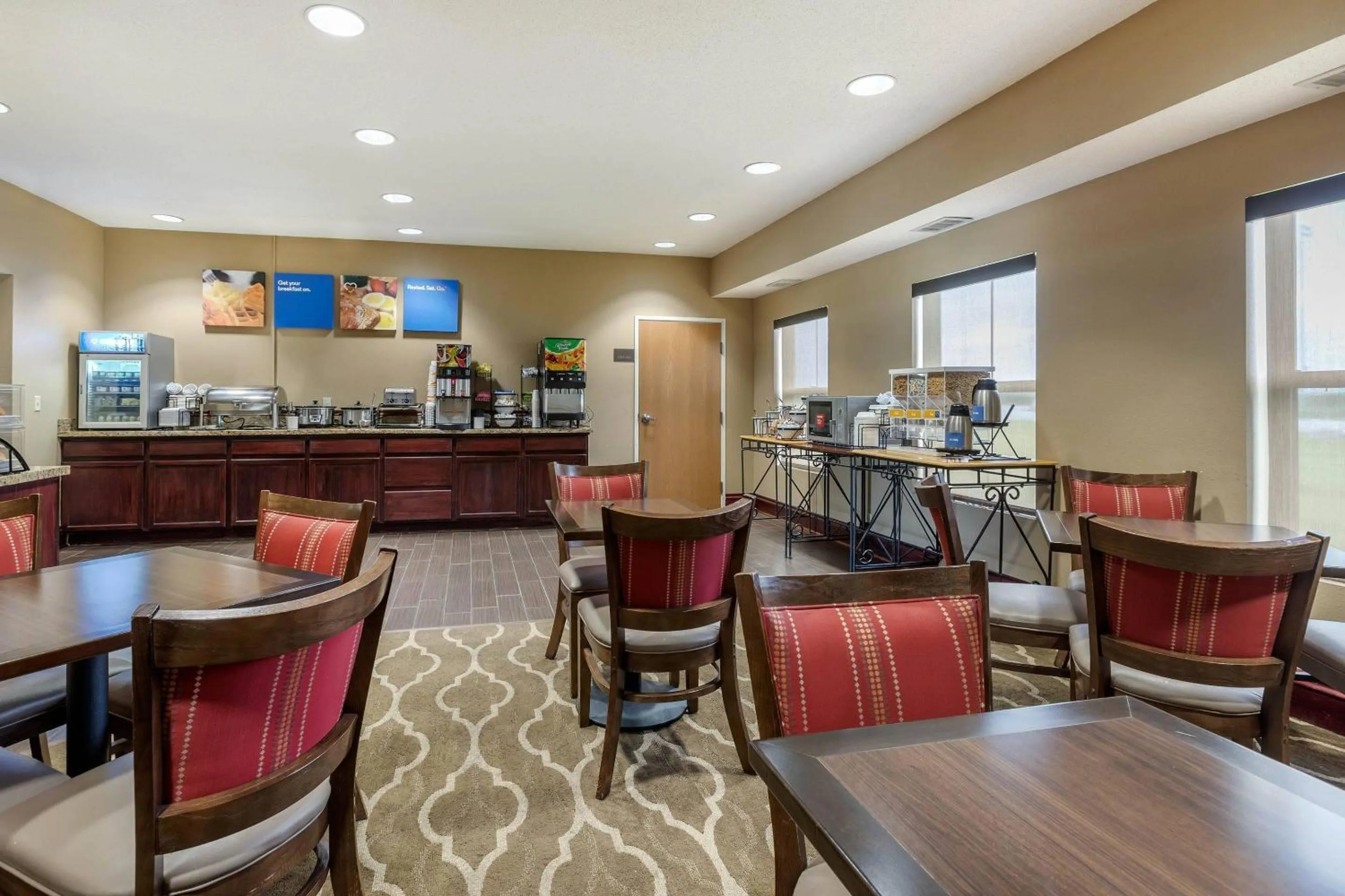 Breakfast in Comfort Inn Walcott near Davenport