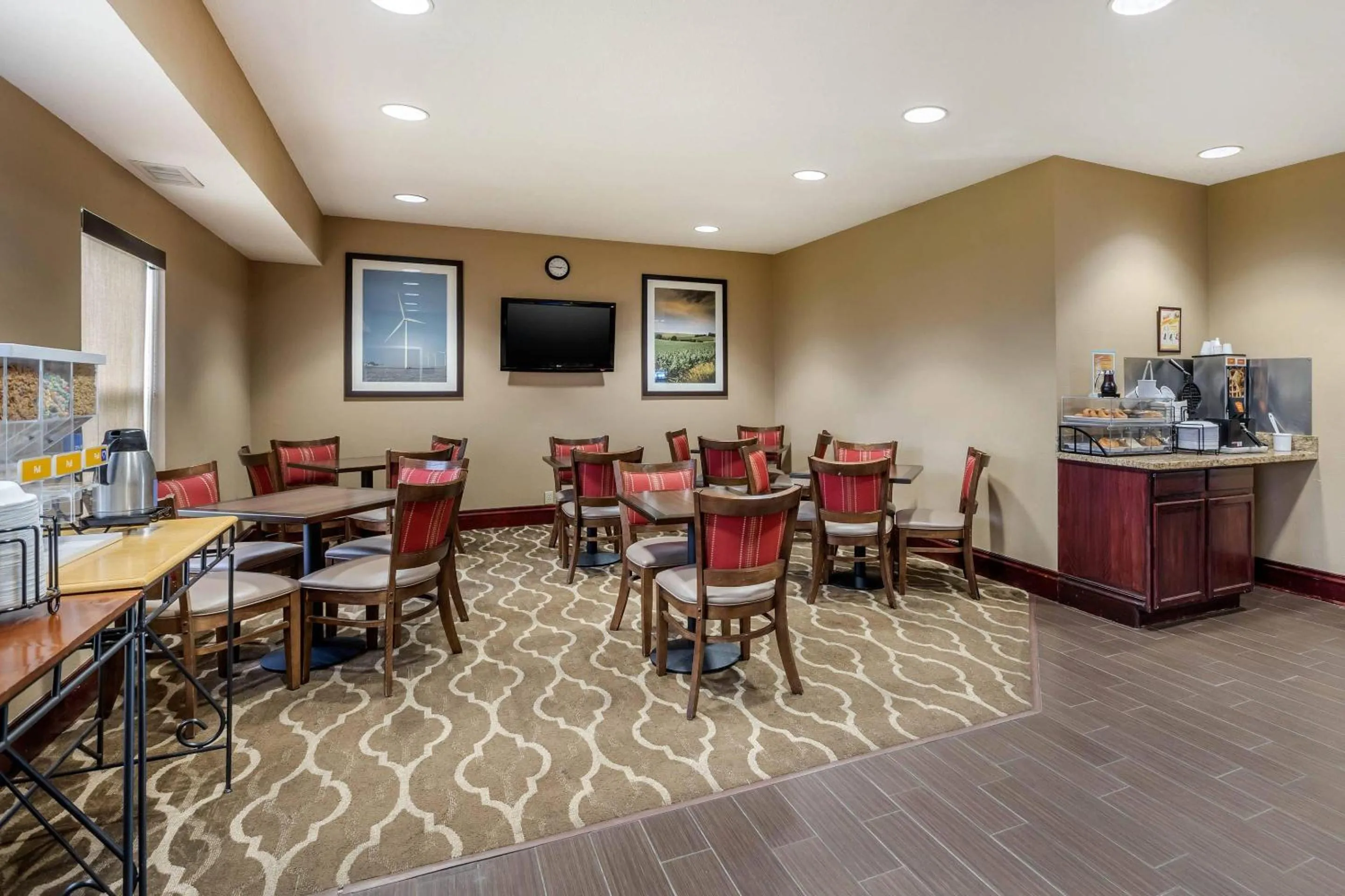 Breakfast in Comfort Inn Walcott near Davenport