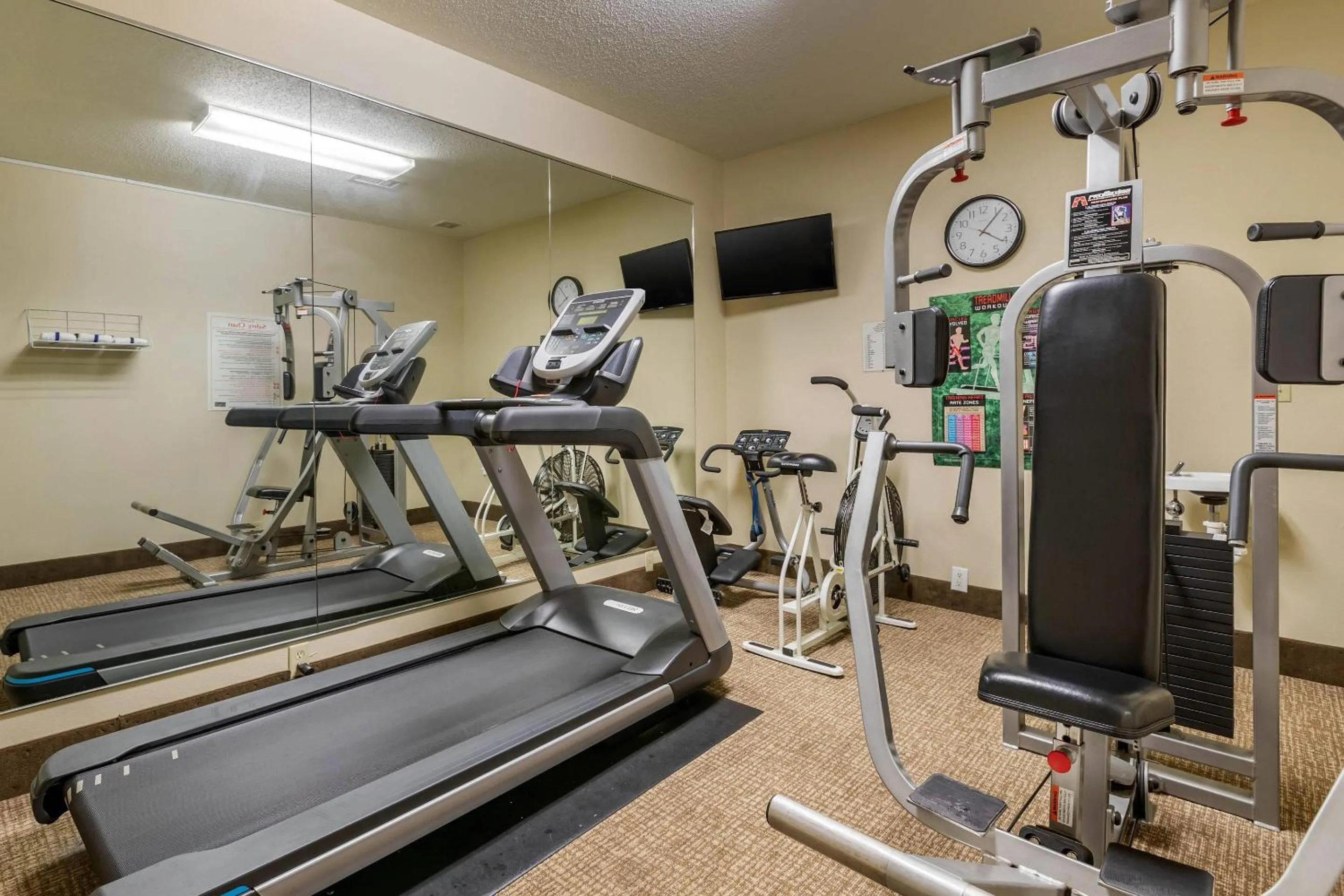 Fitness centre/facilities in Comfort Inn Walcott near Davenport