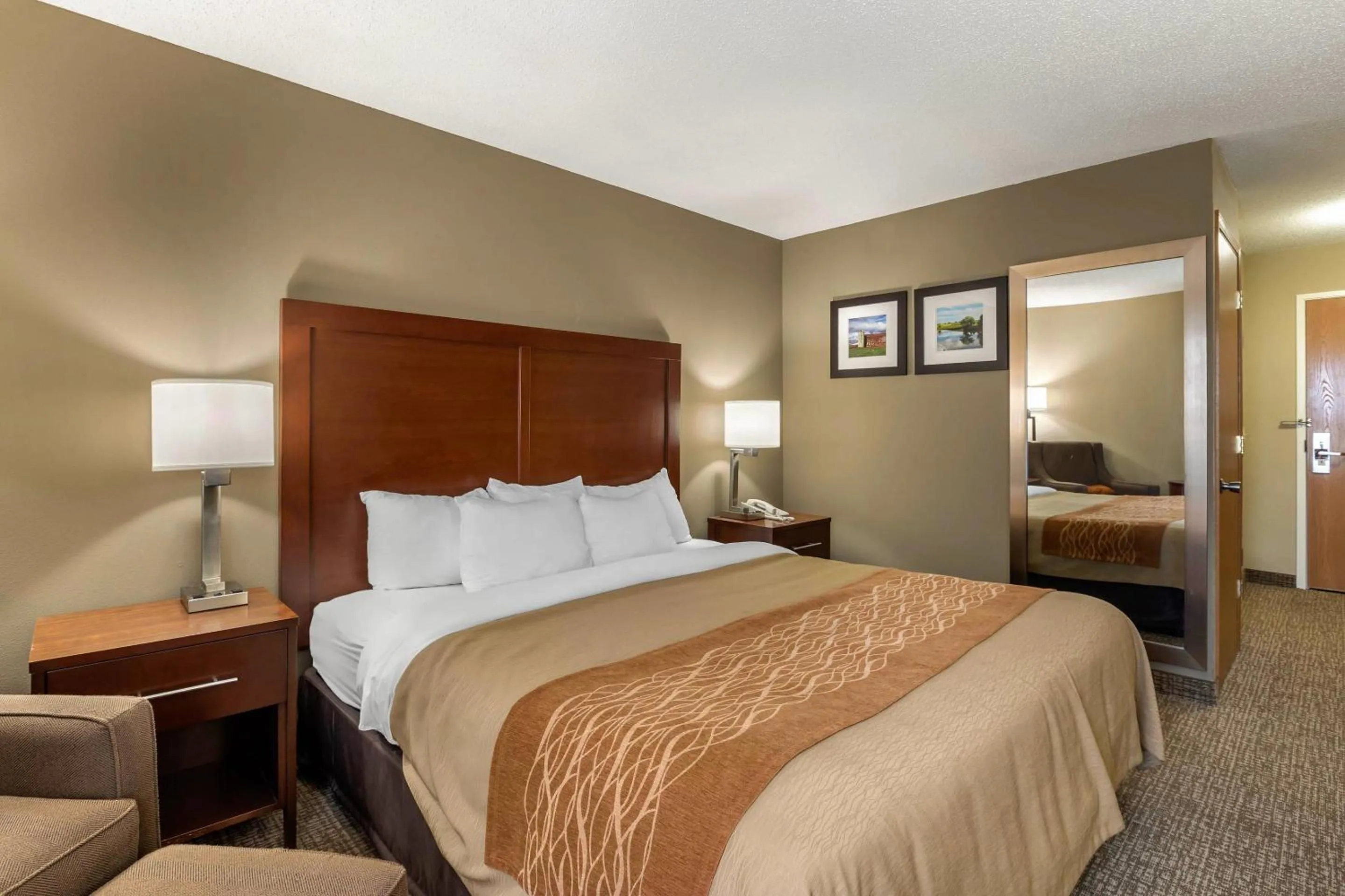 Bedroom, Bed in Comfort Inn Walcott near Davenport