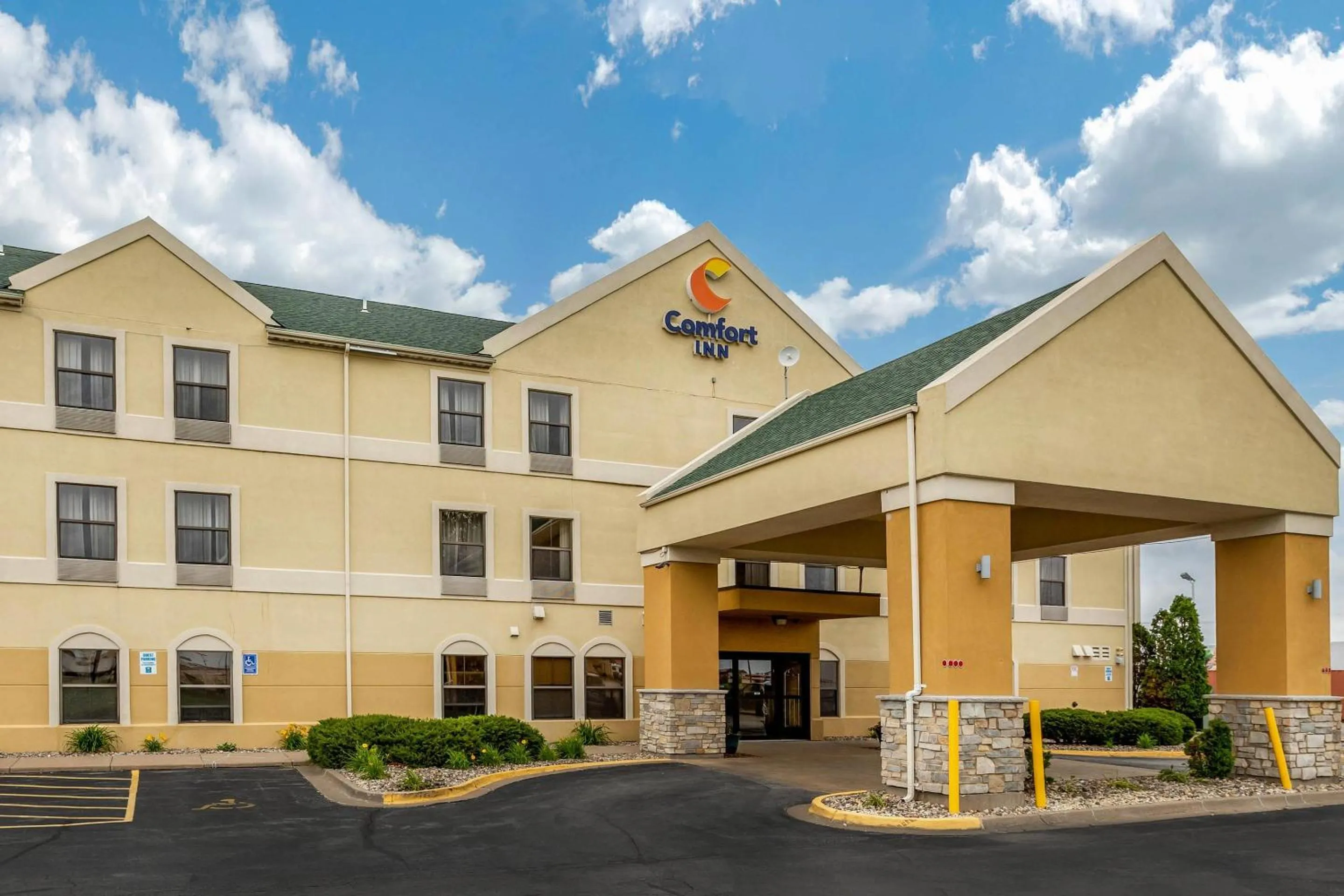 Property building in Comfort Inn Walcott near Davenport