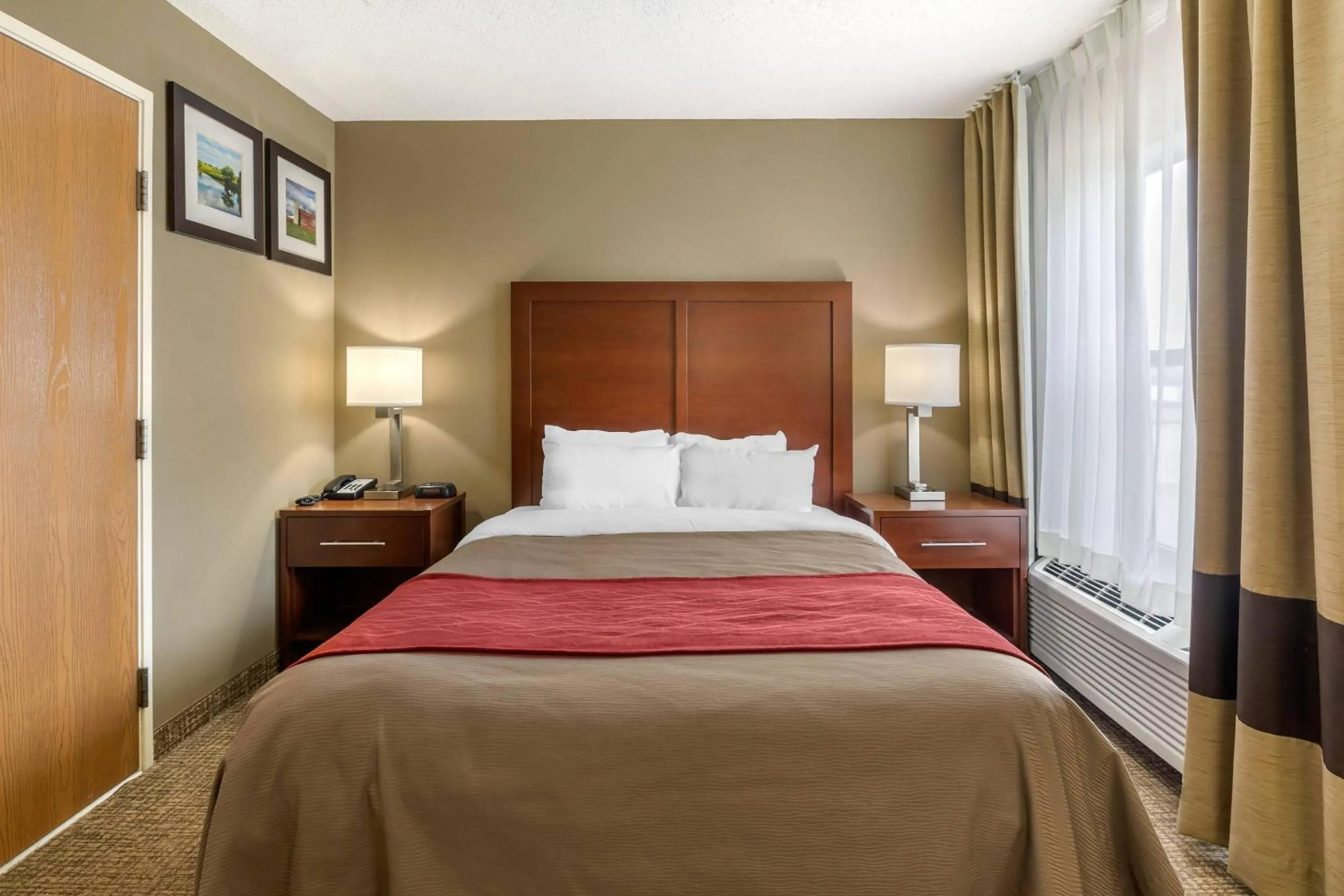 Bedroom, Bed in Comfort Inn Walcott near Davenport