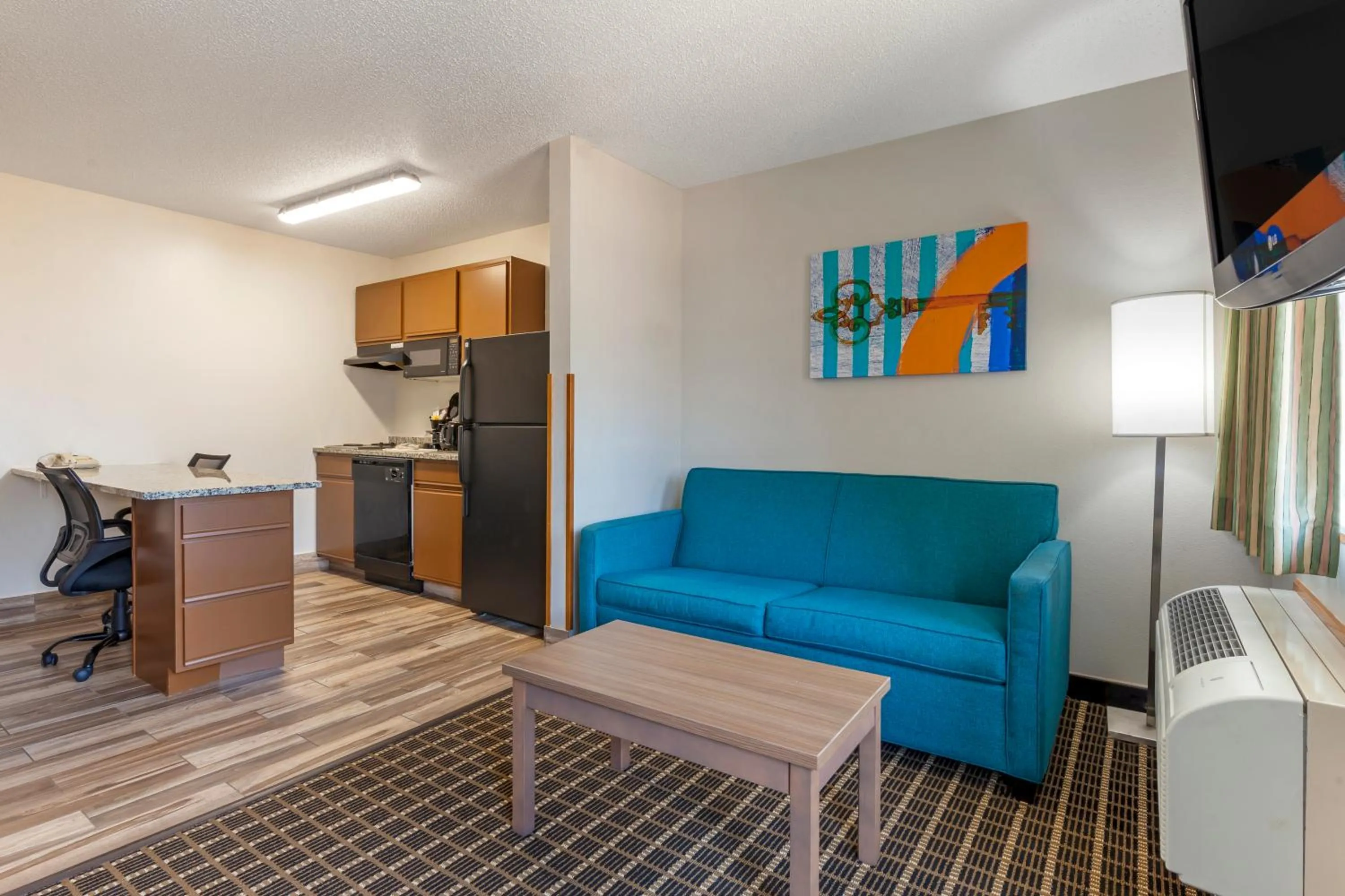 Seating area in MainStay Suites Dubuque at Hwy 20